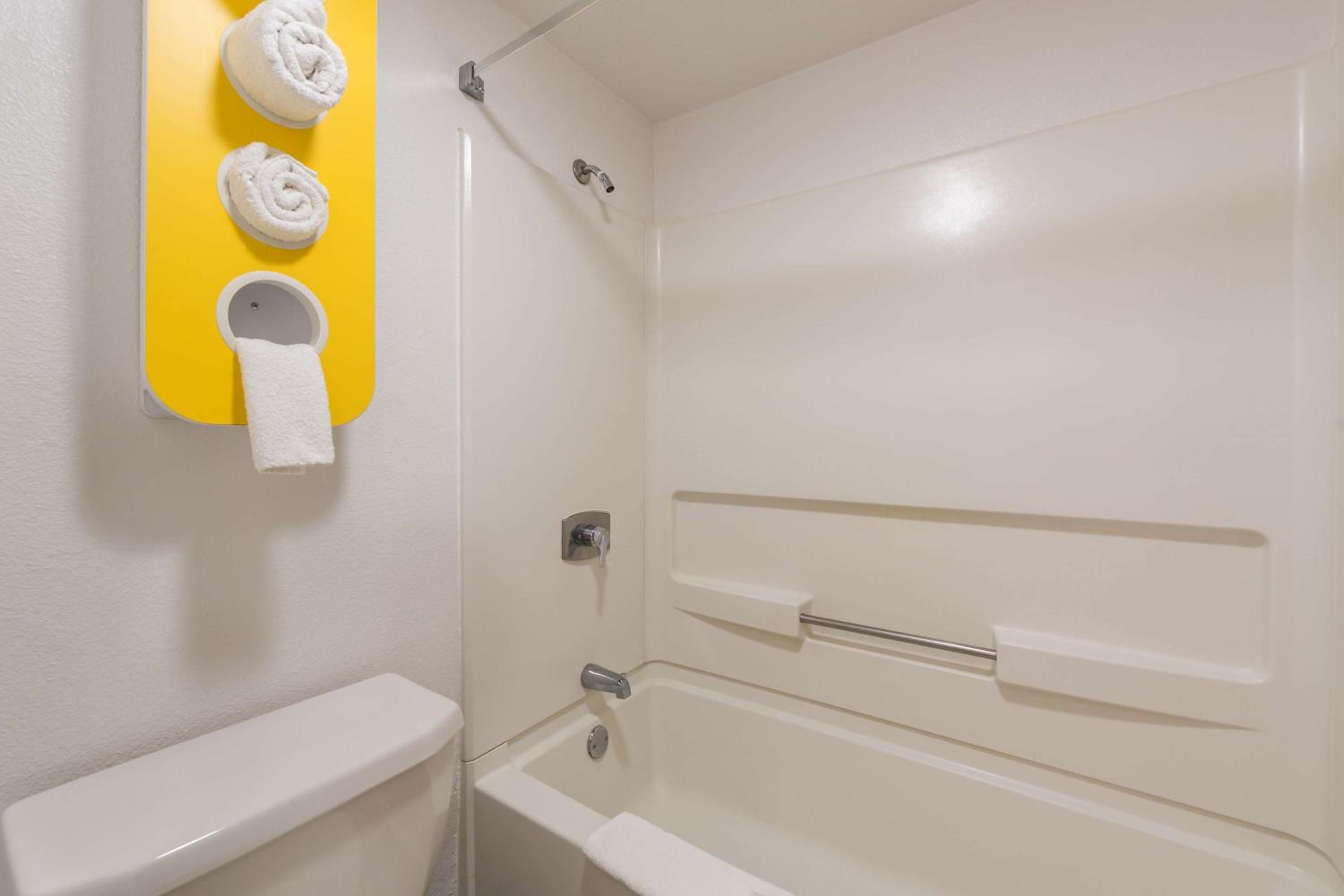 Quadruple Room - Non-Smoking - Photo 5