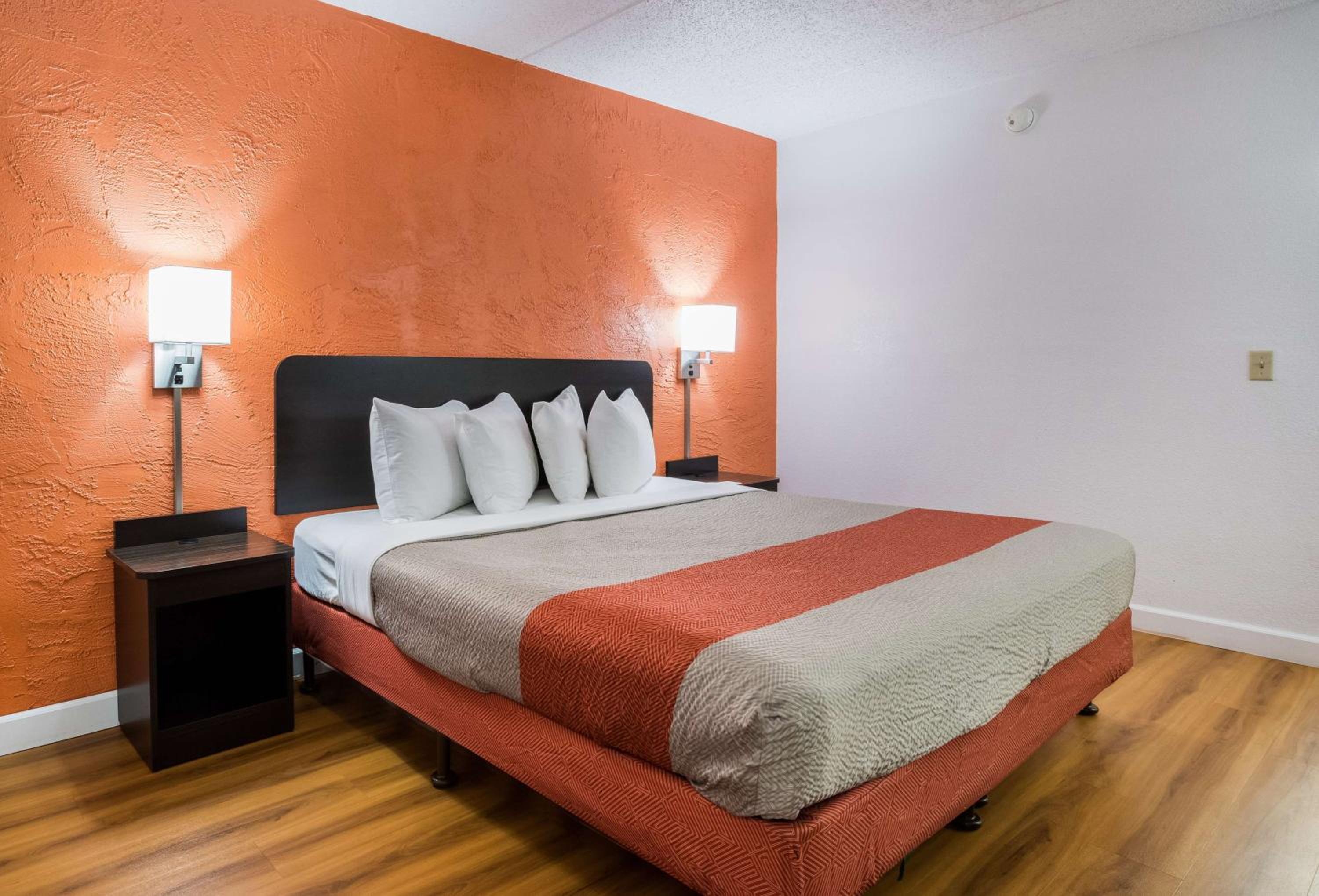 King Room - Non-Smoking - Photo 8