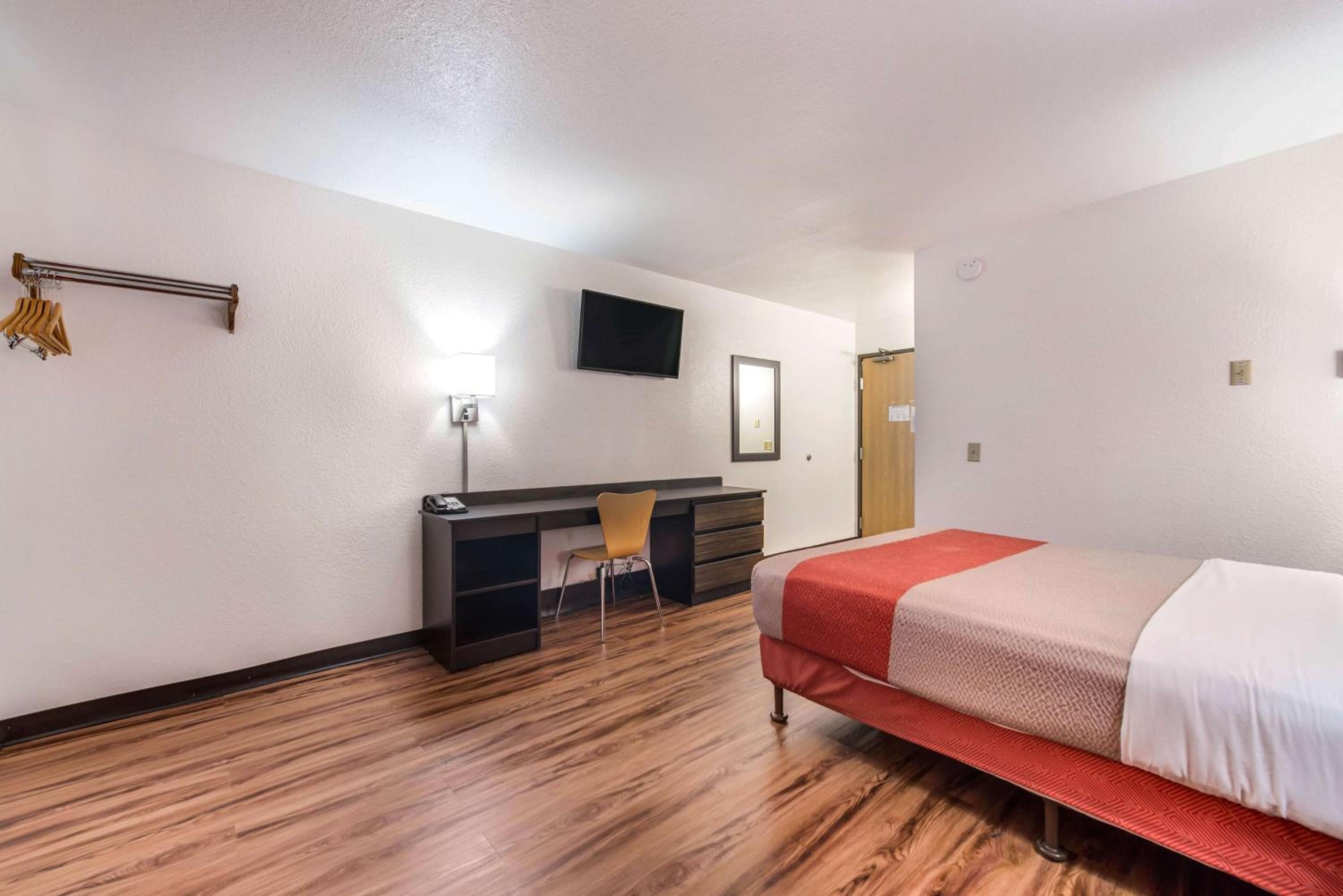 Double Room - Non-Smoking  - Photo 3
