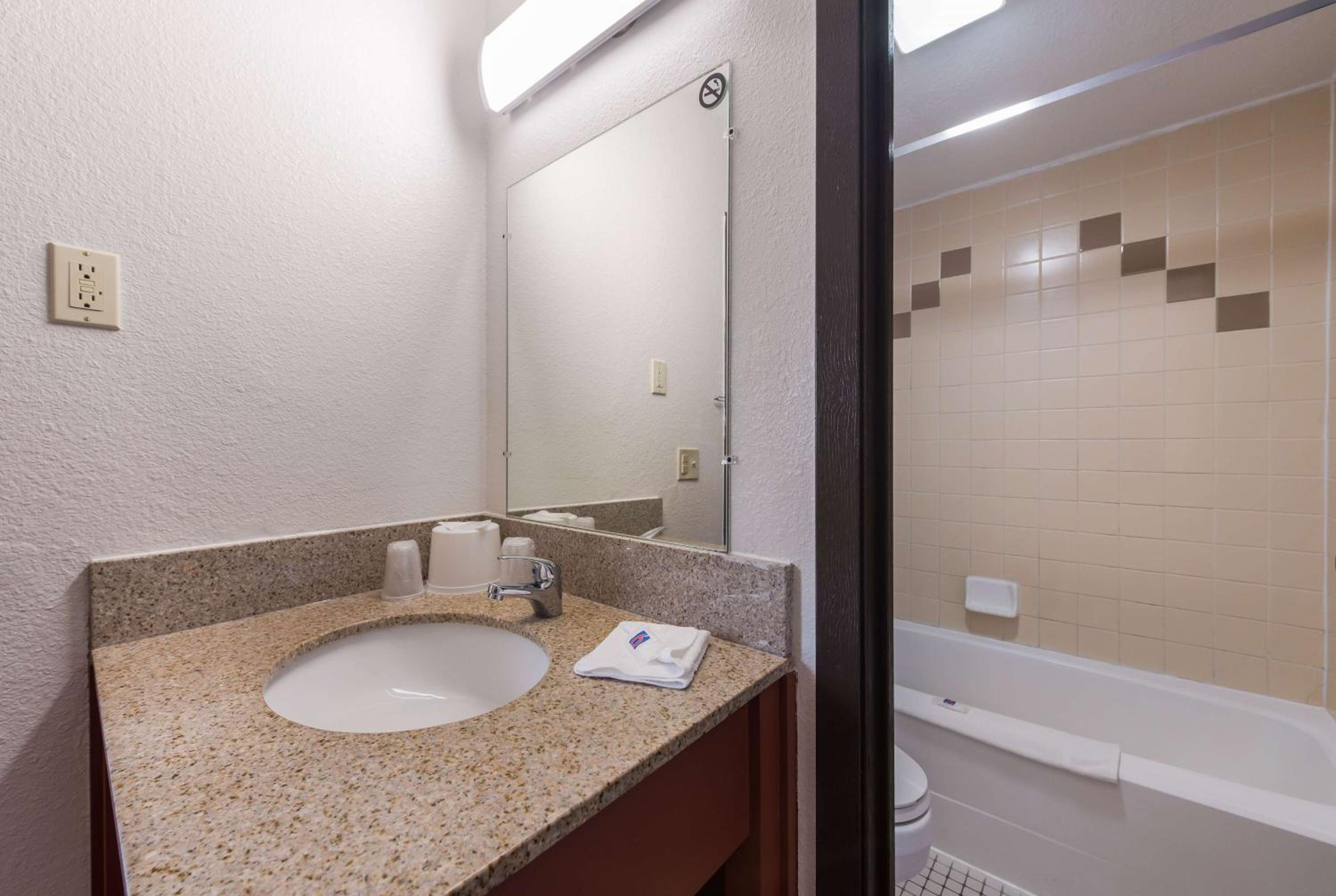 Quadruple Room - Non-Smoking - Photo 4