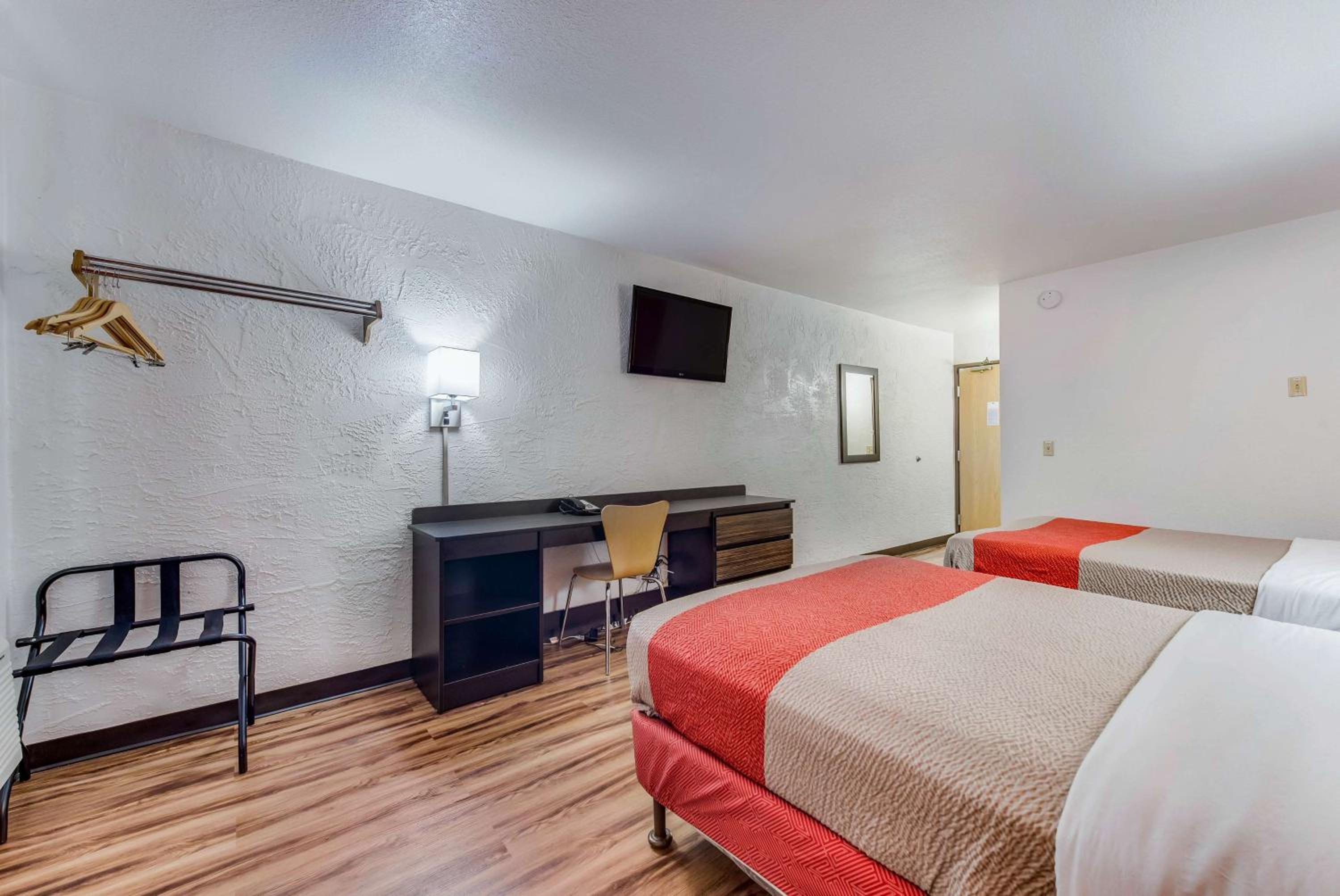 Quadruple Room - Non-Smoking - Photo 1