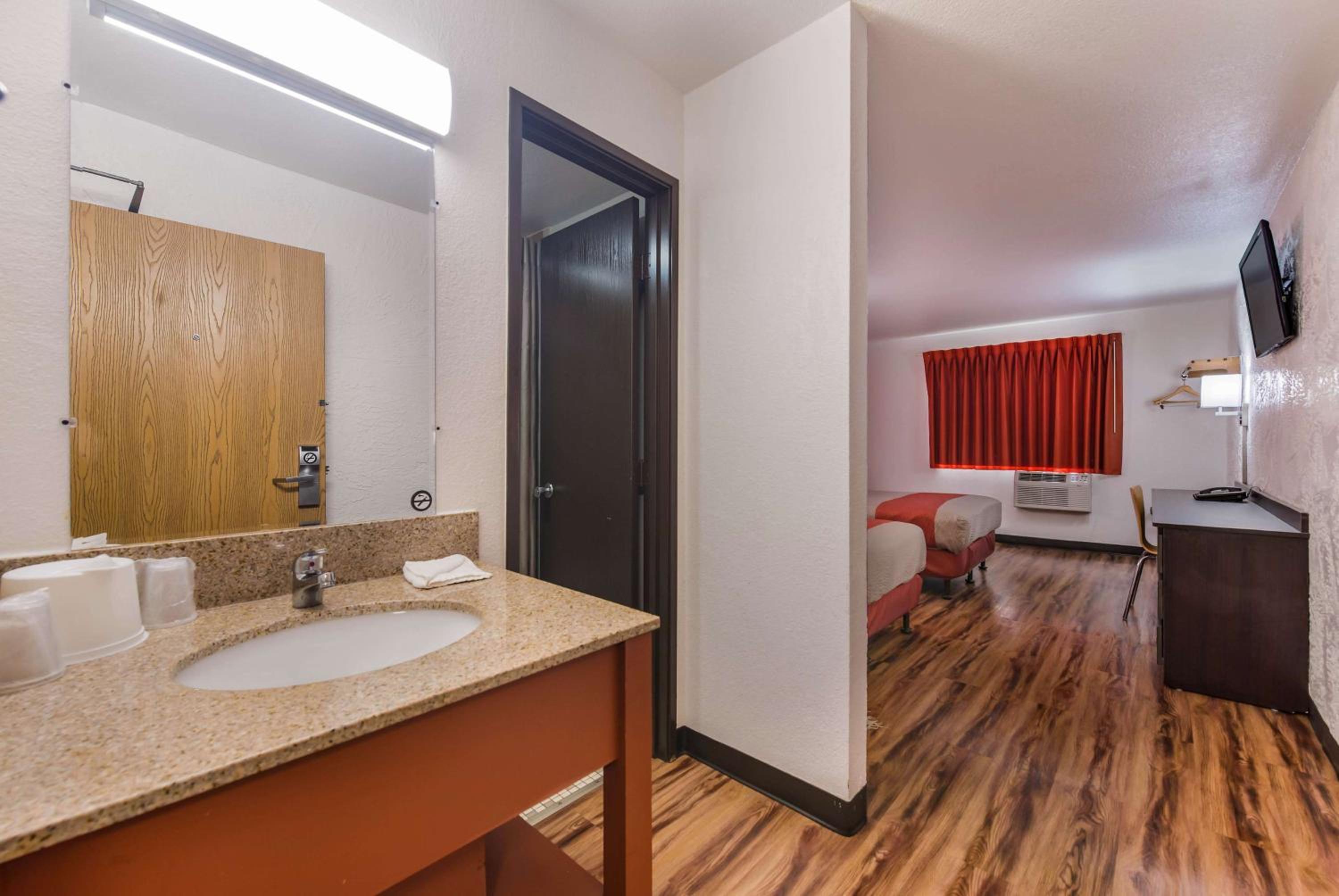 Quadruple Room - Non-Smoking - Photo 3