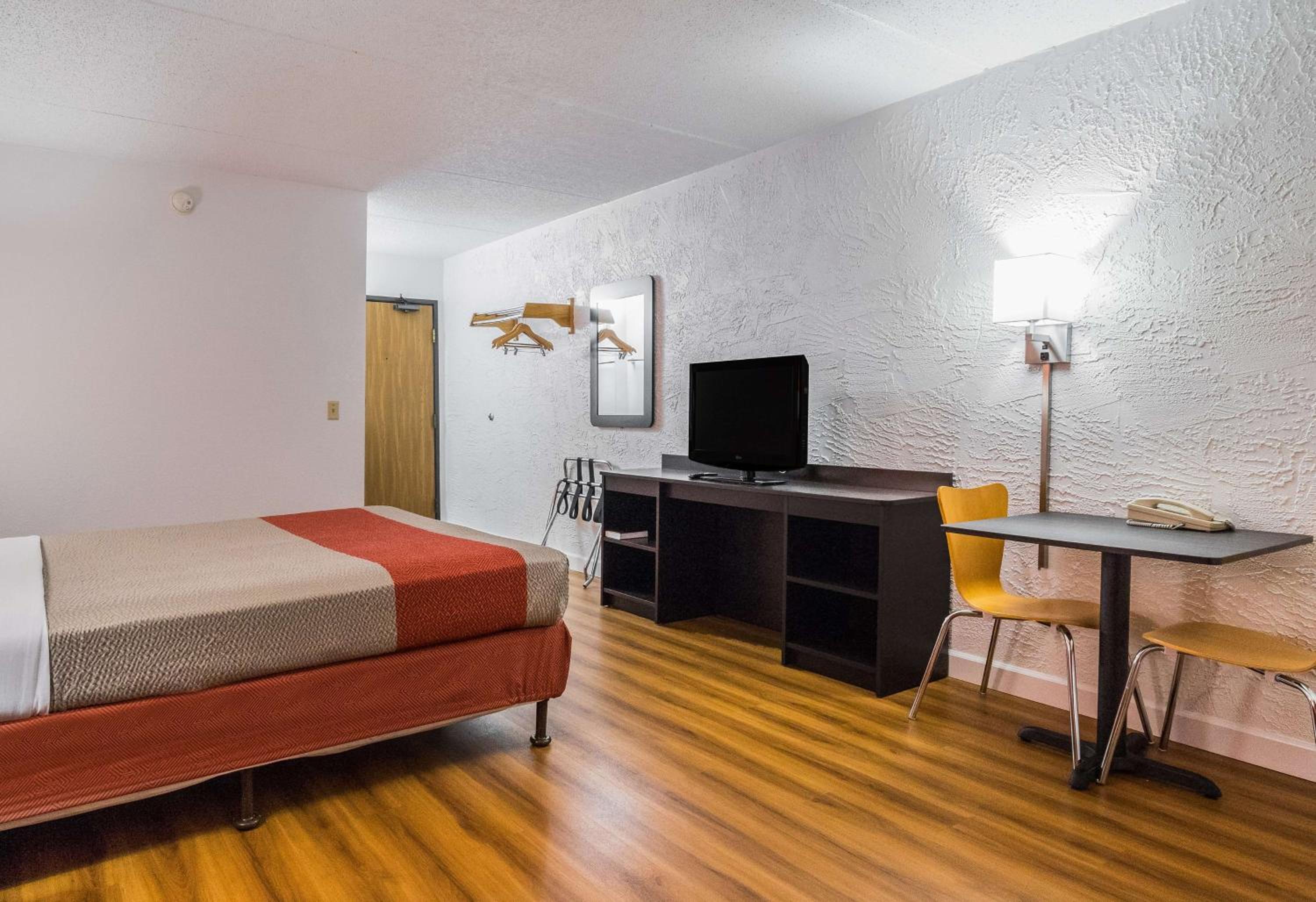 King Room - Non-Smoking - Photo 3