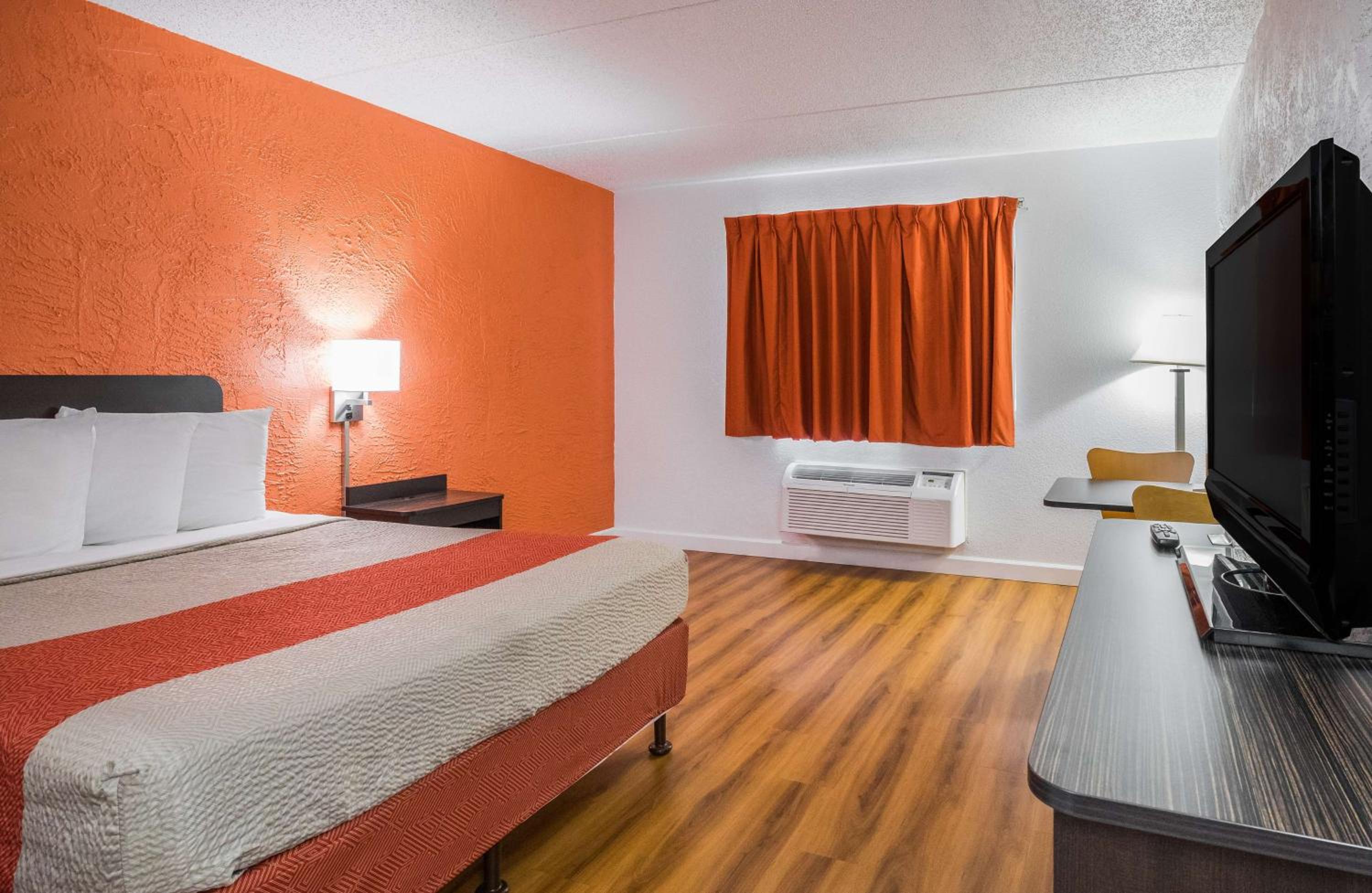 King Room - Non-Smoking - Photo 5