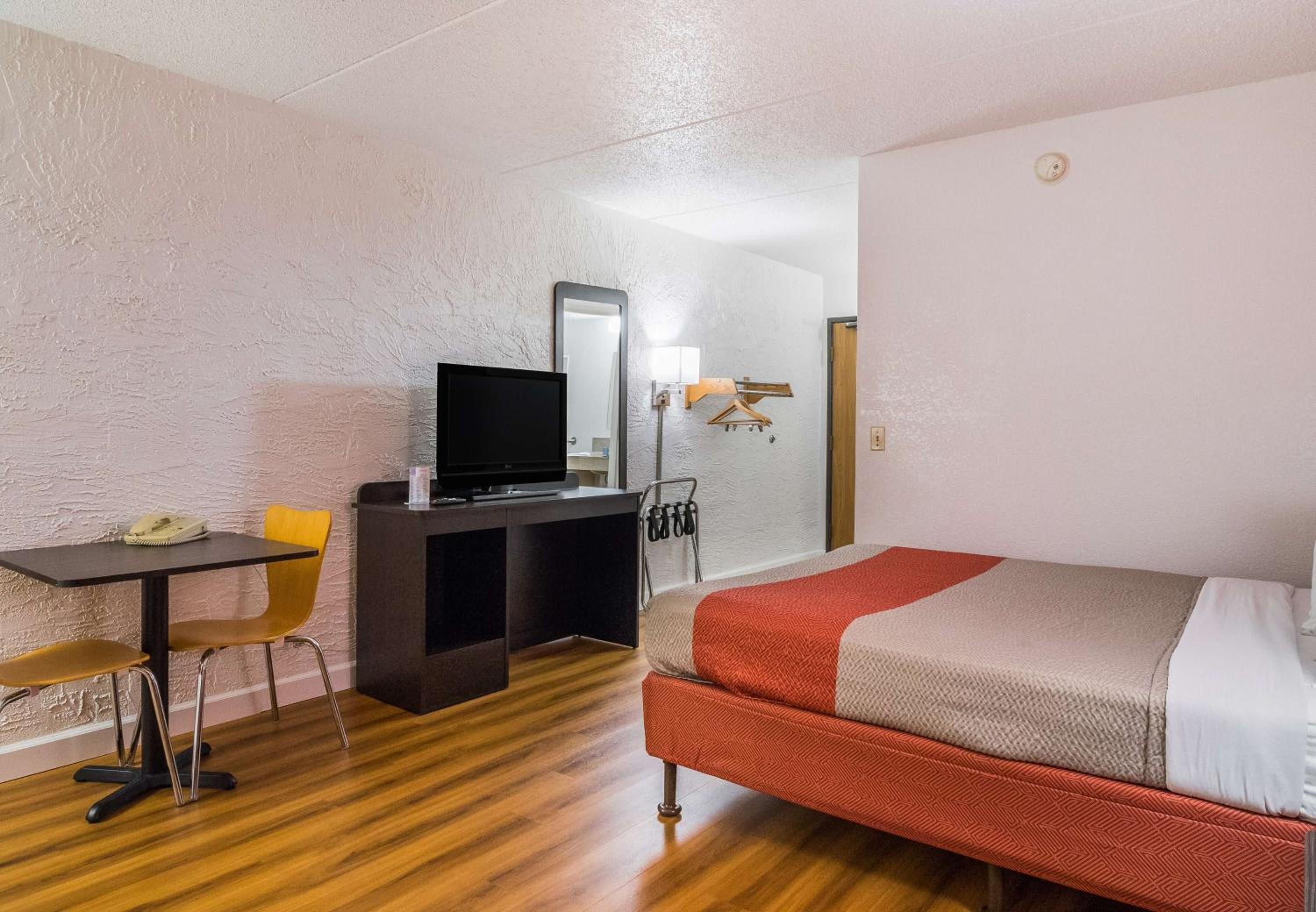 Queen Room - Disability Access - Non-Smoking - Photo 1