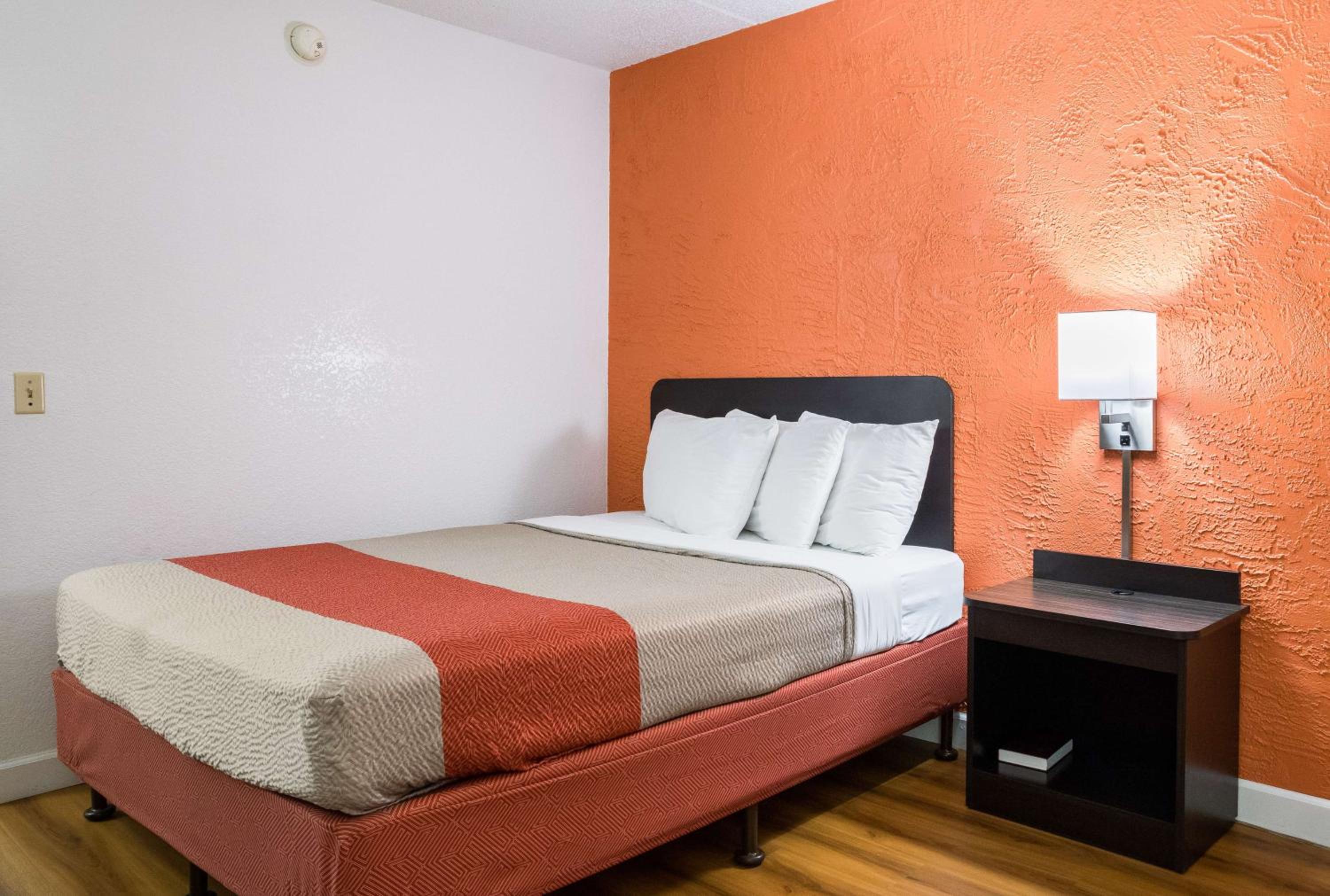 Queen Room - Disability Access - Non-Smoking - Photo 10