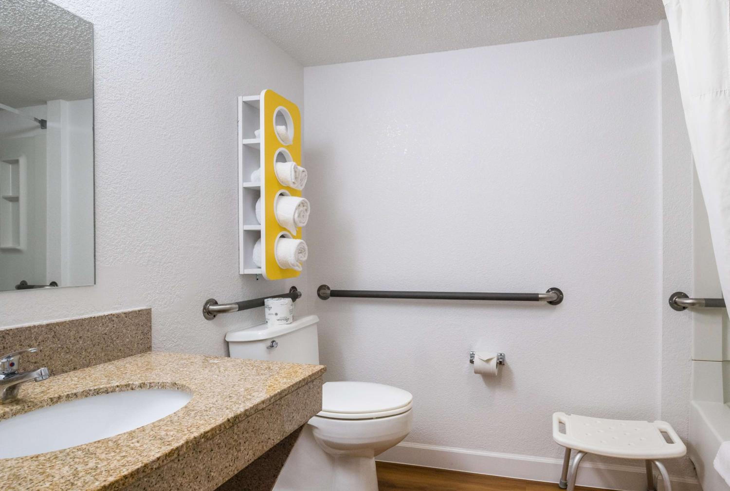 Queen Room - Disability Access - Non-Smoking - Photo 9