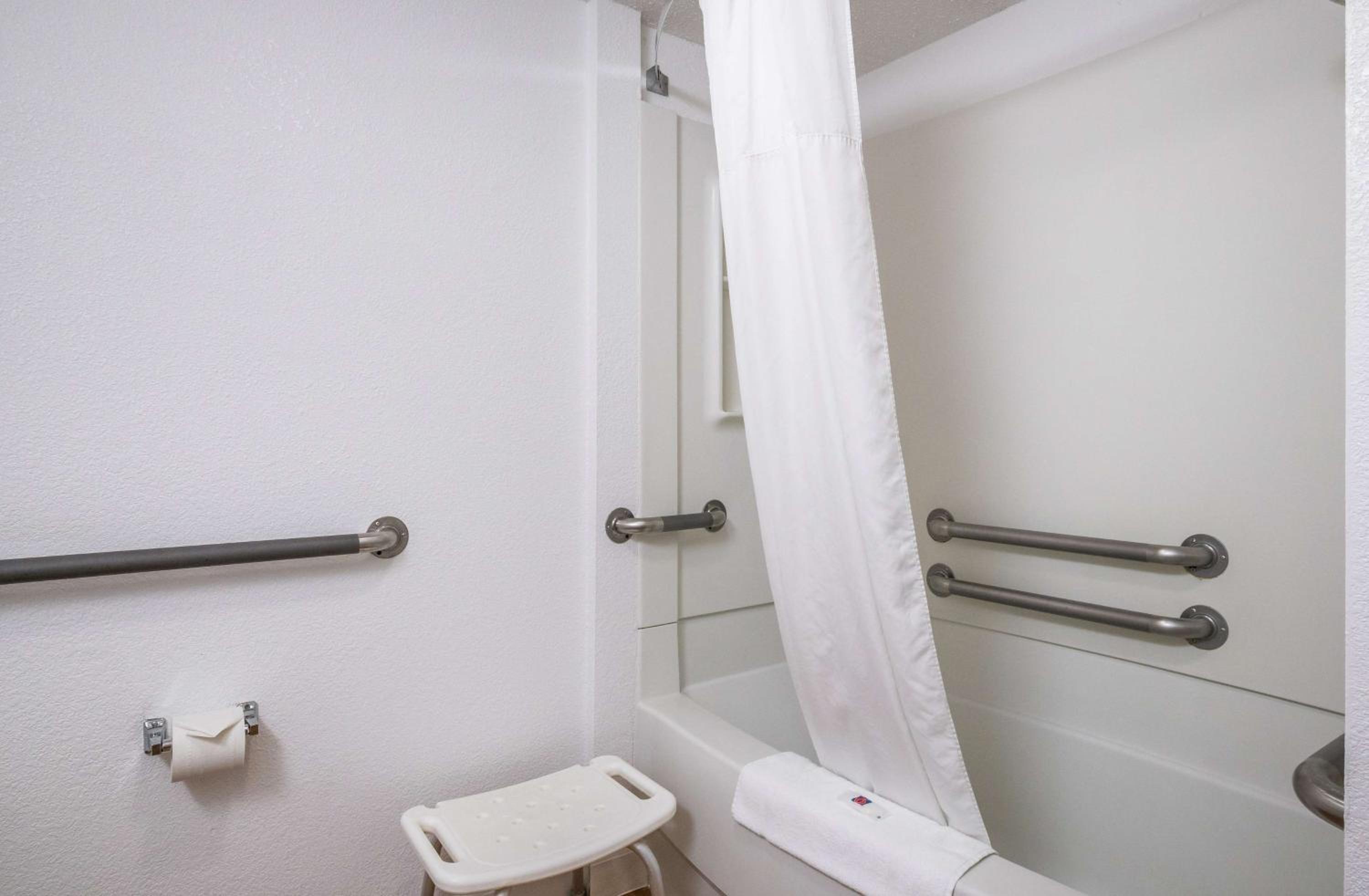 Queen Room - Disability Access - Non-Smoking - Photo 8