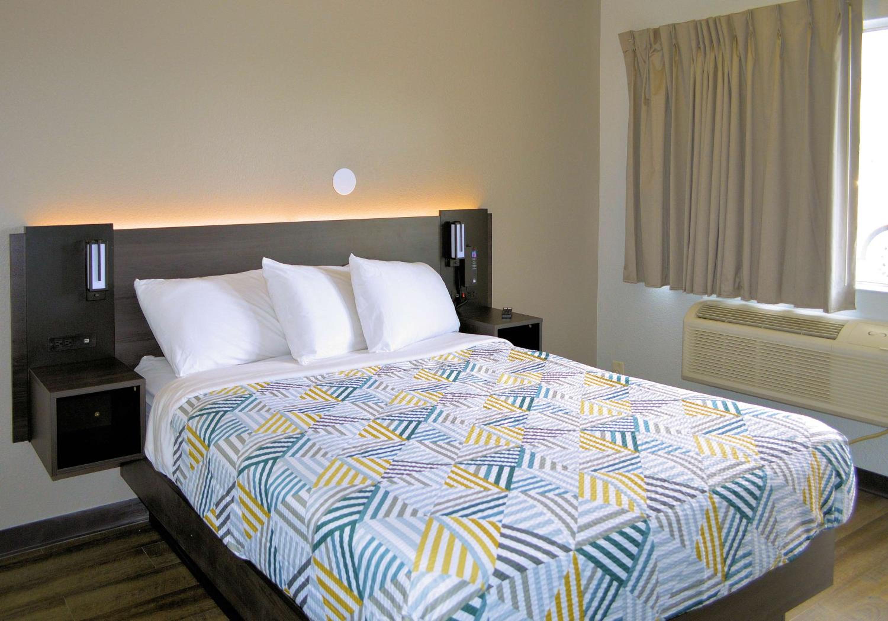 1 Queen Bed | Non-Smoking, Micfridge | Near Reno-Tahoe International Airport photo 2