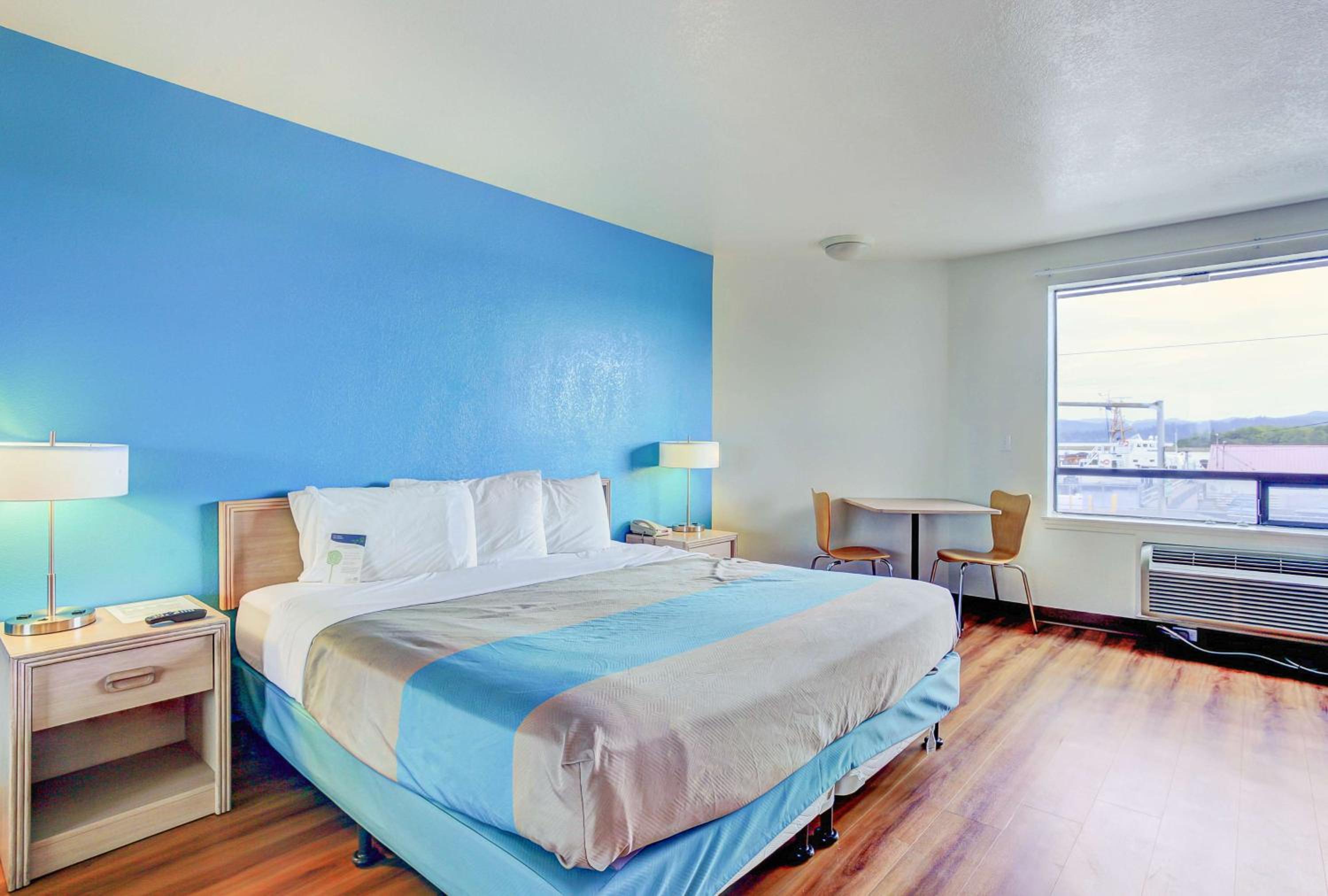 Deluxe King Room - Non-Smoking photo 2