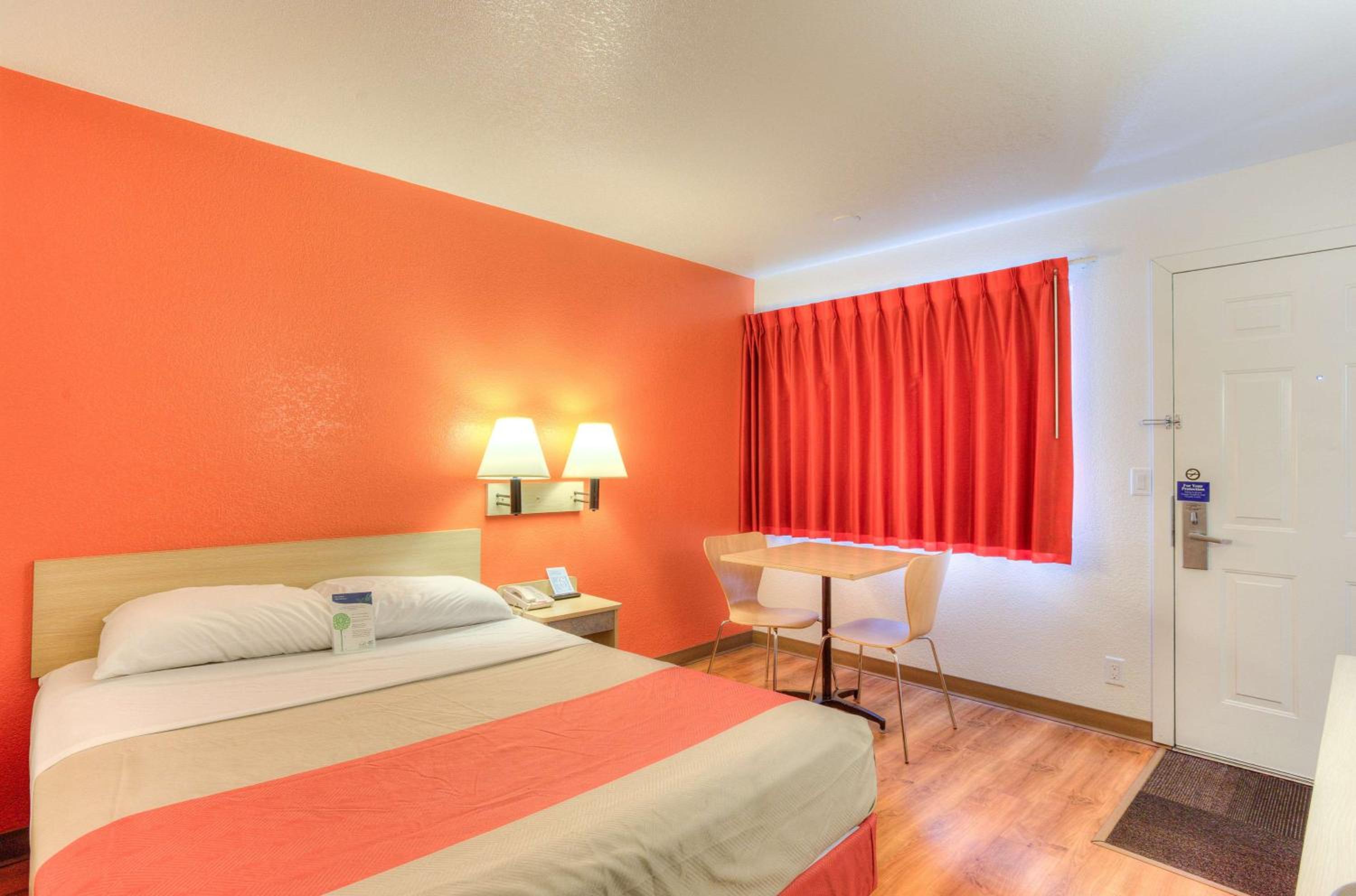 Queen Room photo 2