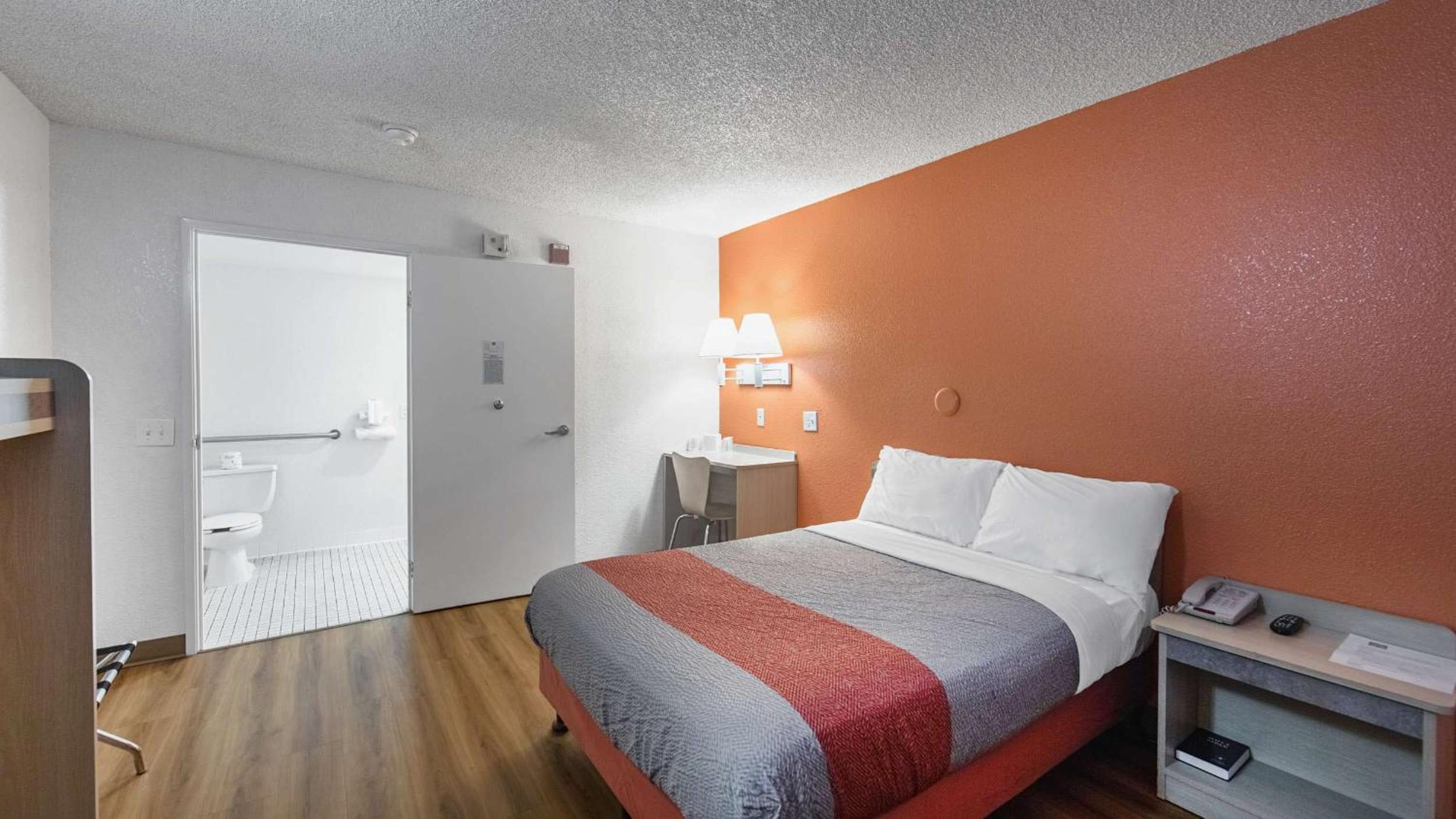 1 Full Bed | ADA/Tub/Mini Fridge photo 1
