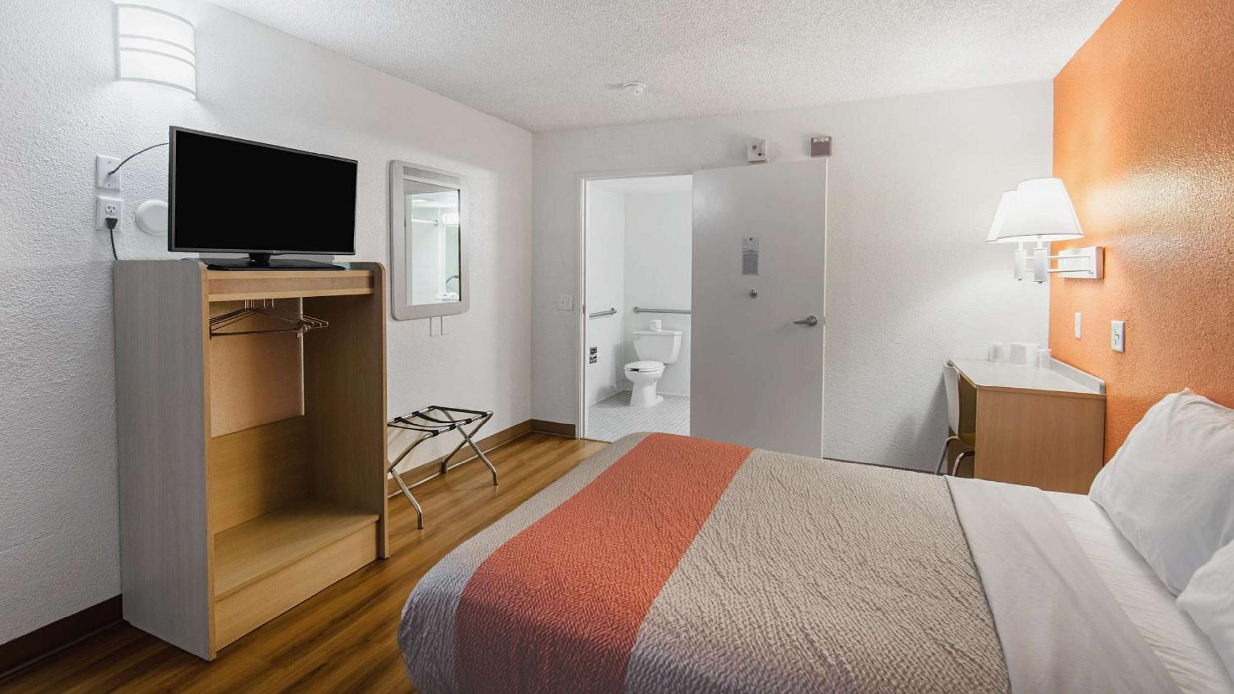 1 Full Bed | ADA/Tub/Mini Fridge photo 2