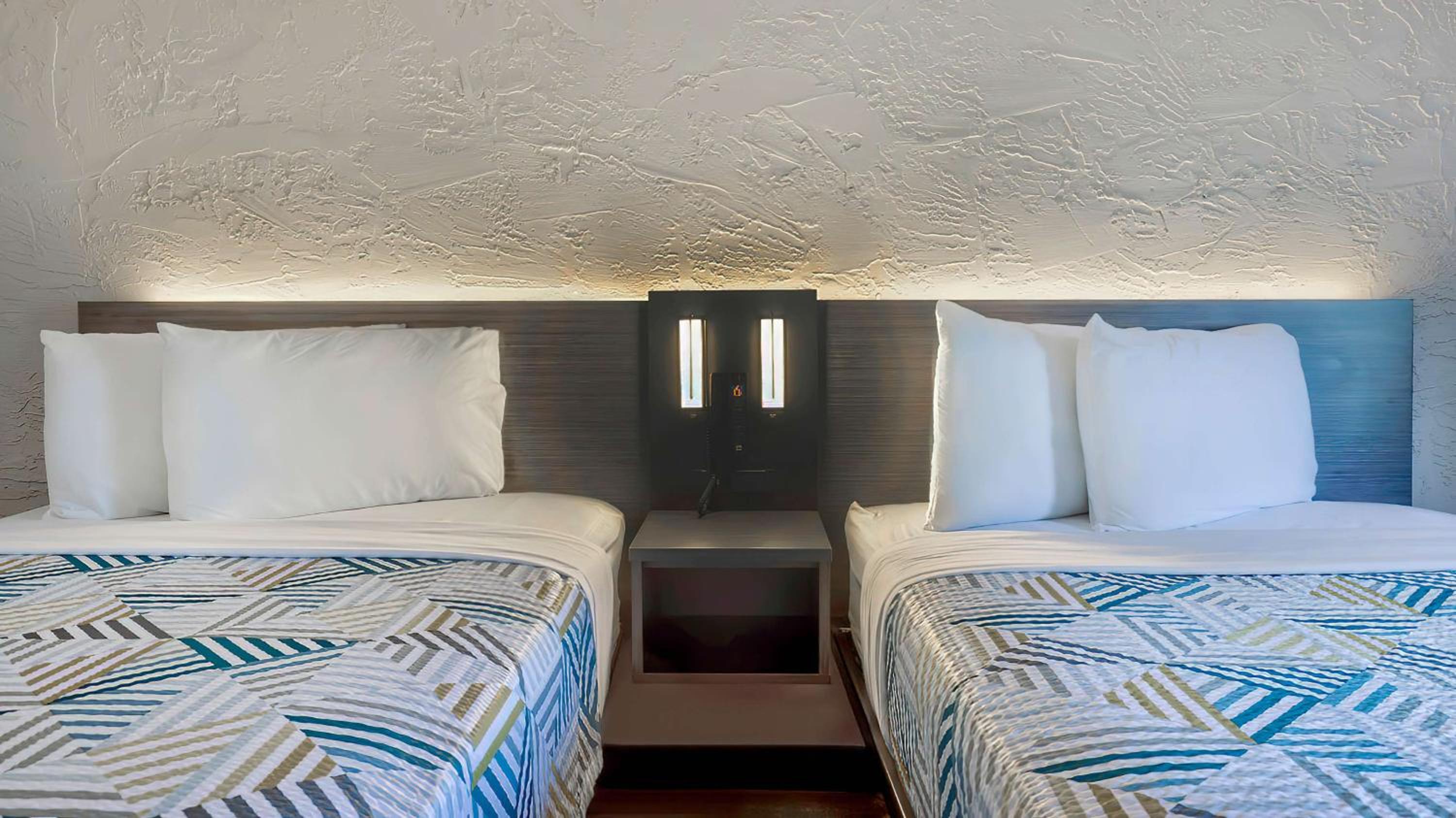 Quadruple Room - Non-Smoking - Photo 2