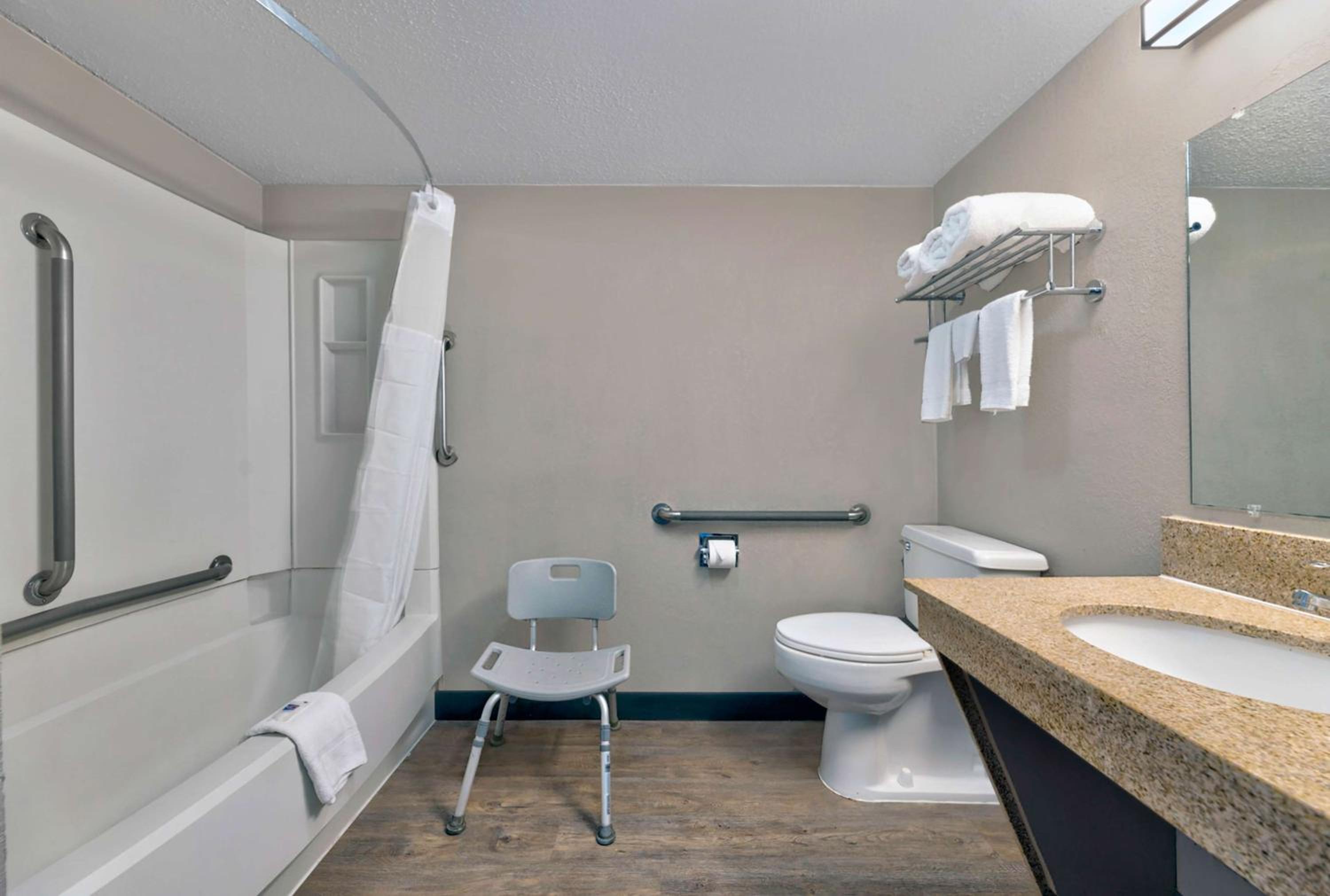 Quadruple Room - Disability Access - Non-Smoking - Photo 3