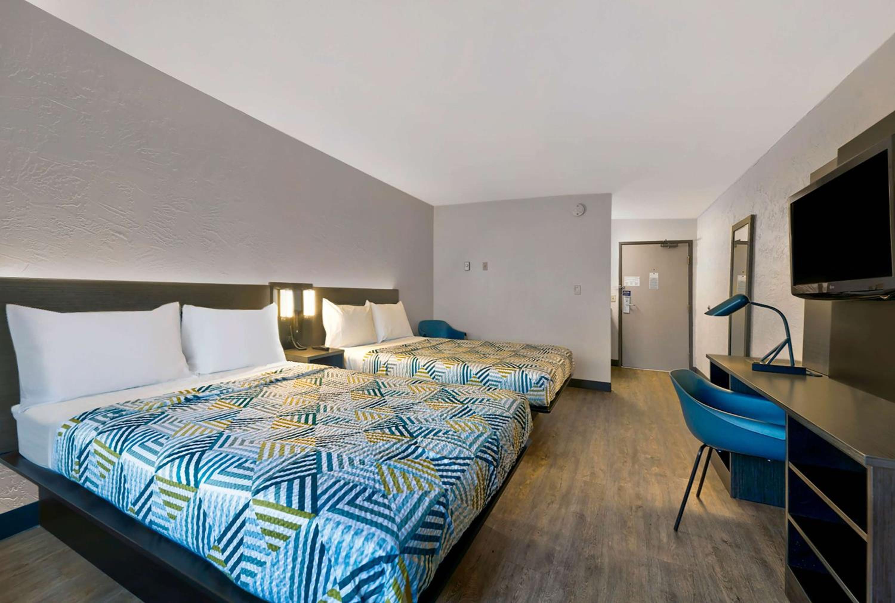 Quadruple Room - Non-Smoking - Photo 1