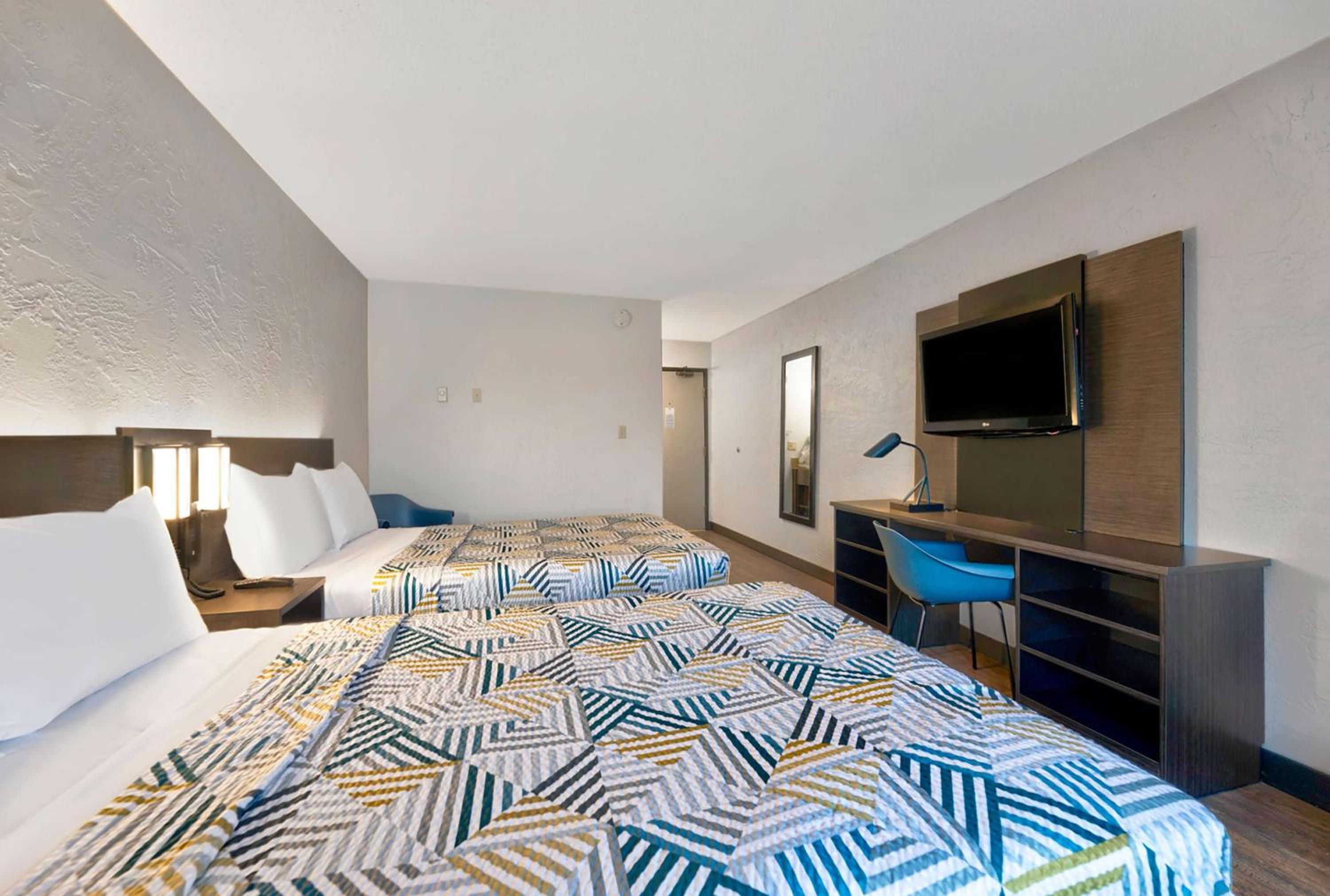 Quadruple Room - Disability Access - Non-Smoking - Photo 4