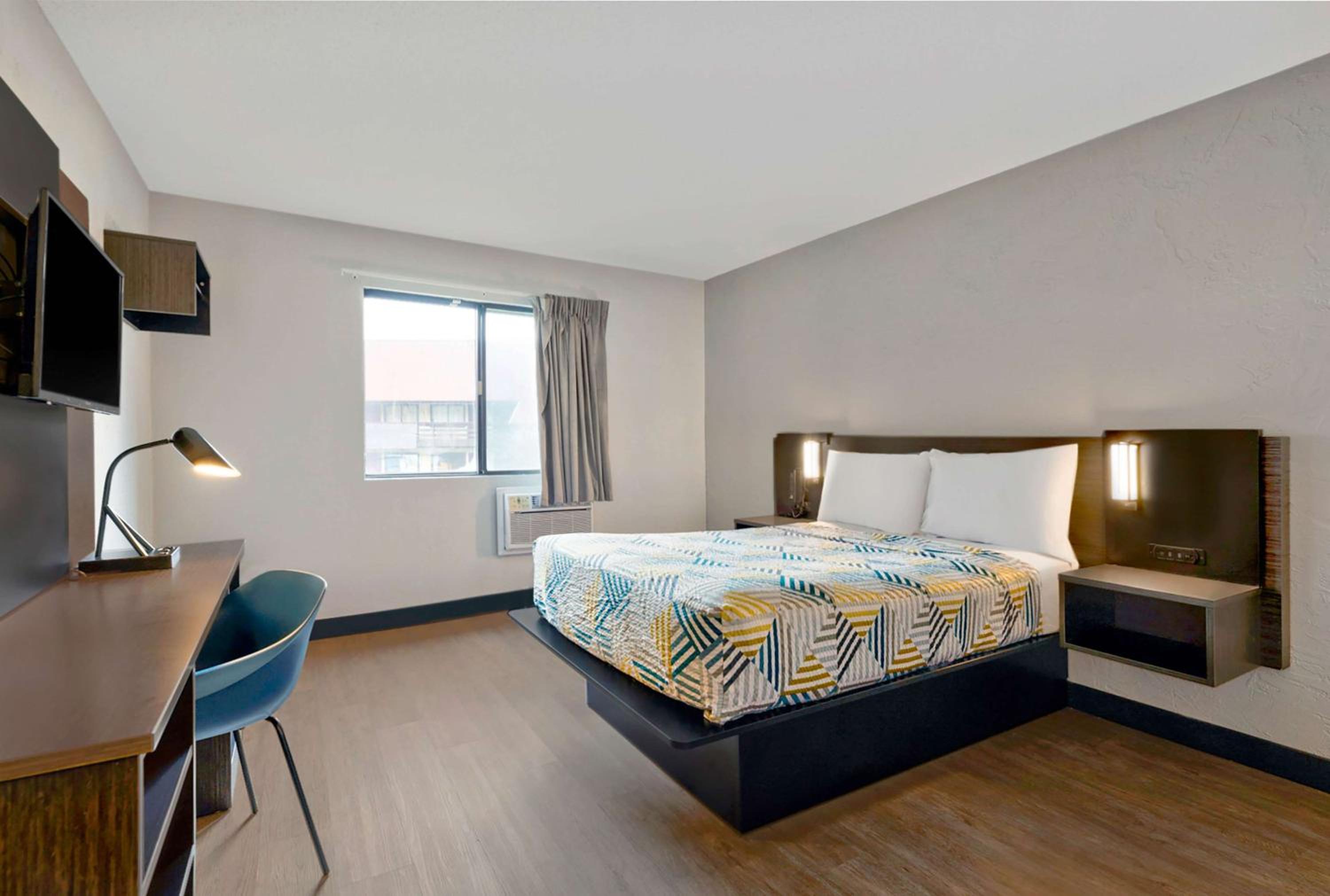 King Room - Non-Smoking - Photo 1