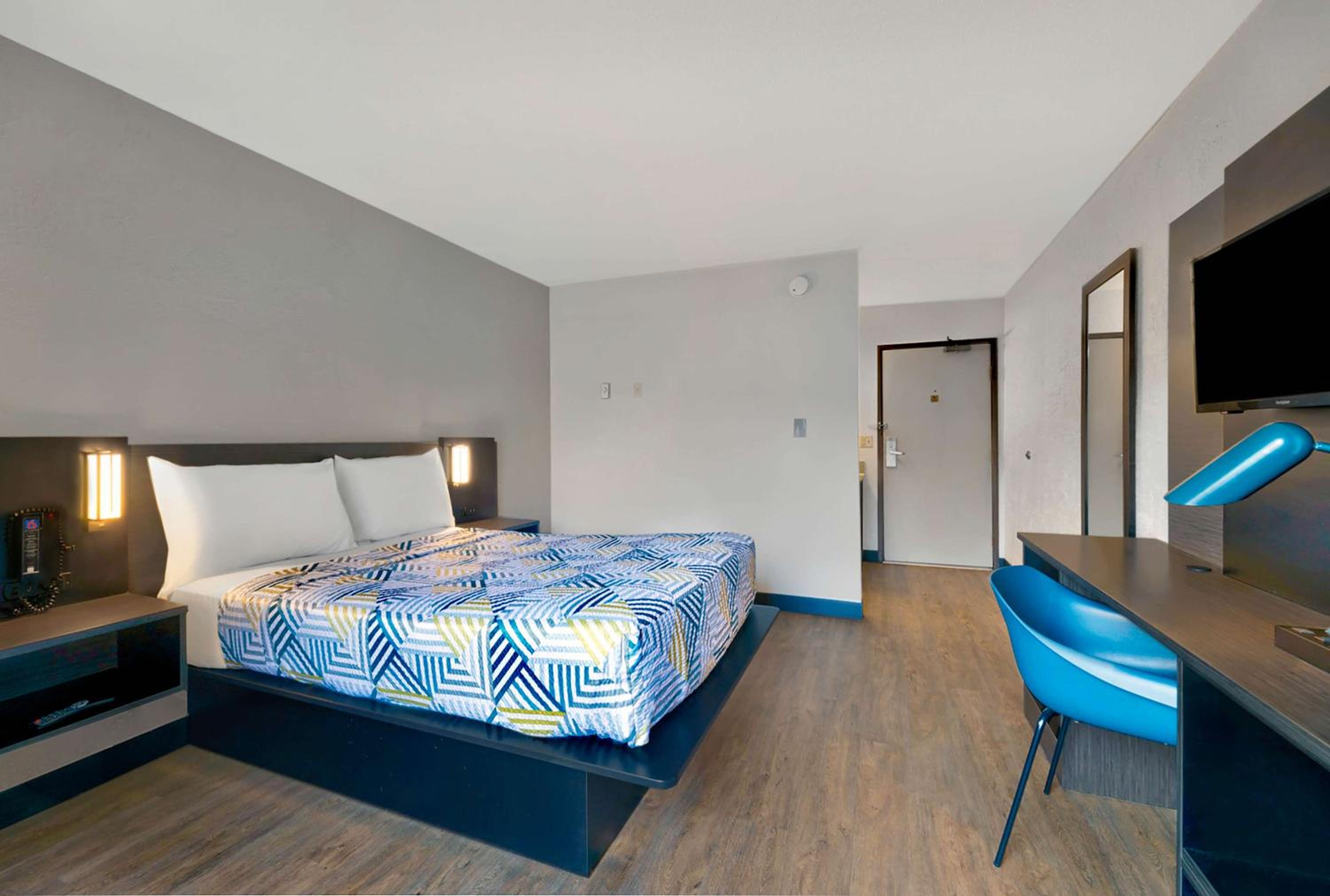 King Room - Non-Smoking - Photo 4