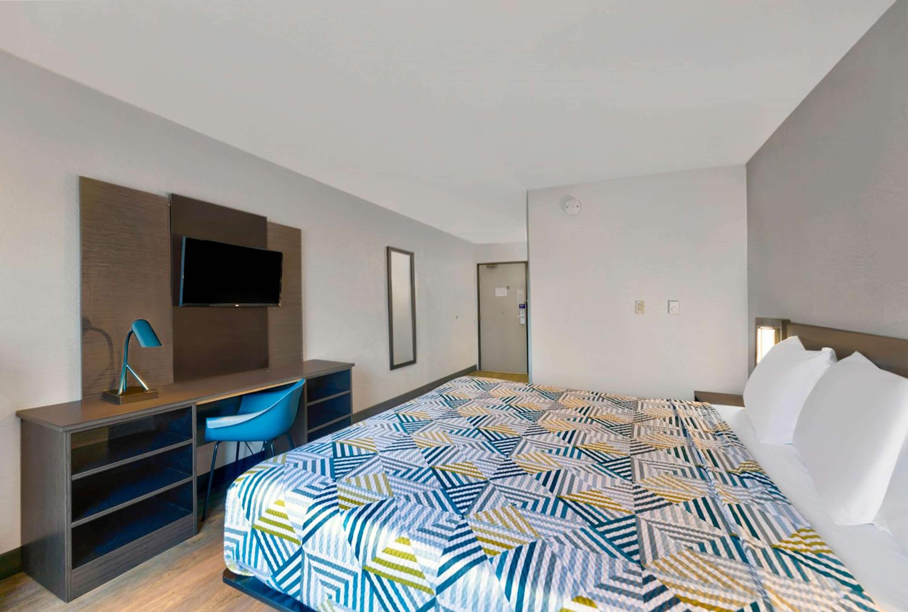 King Room - Non-Smoking - Photo 2