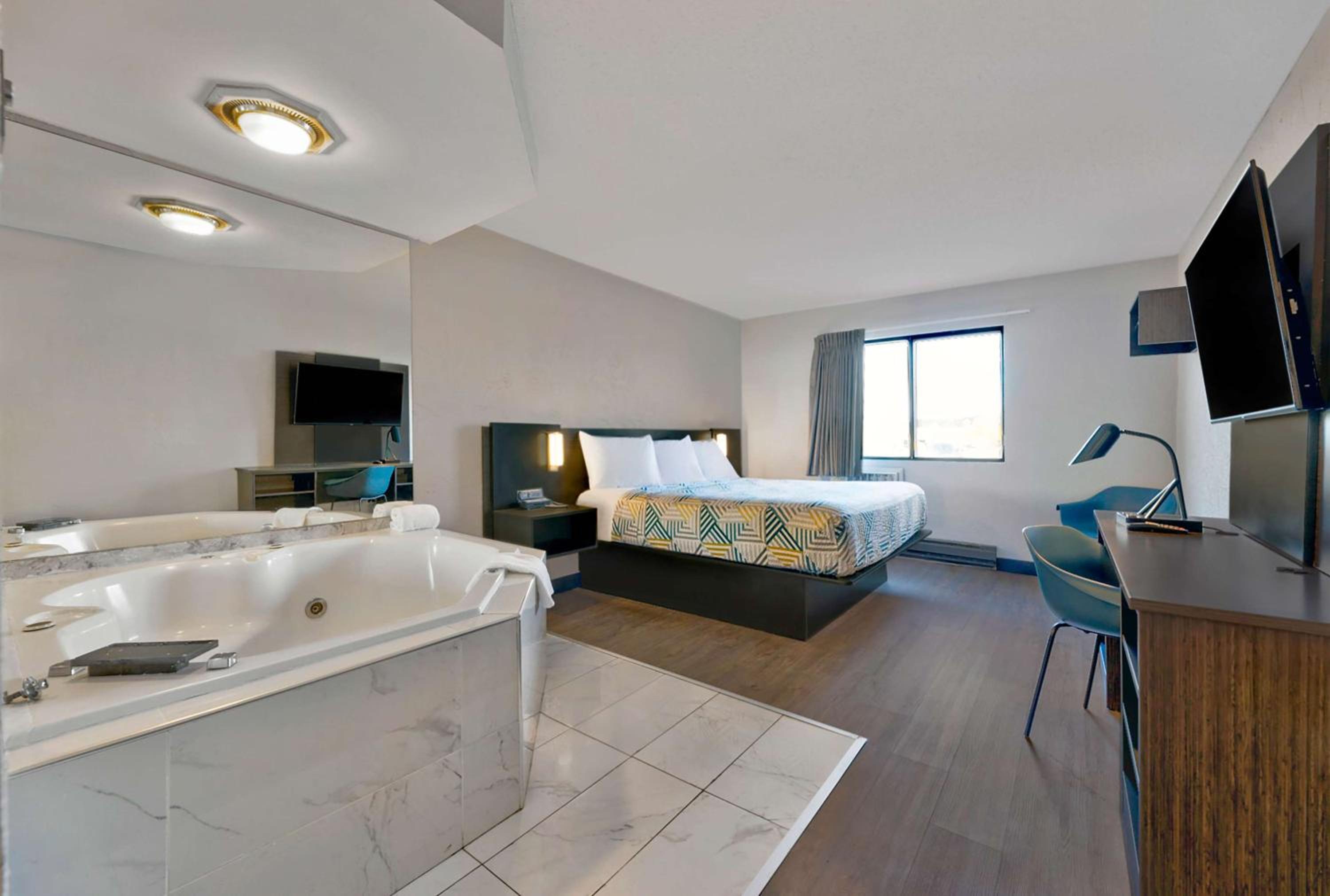 King Room with Spa Bath - Non-Smoking - Photo 1