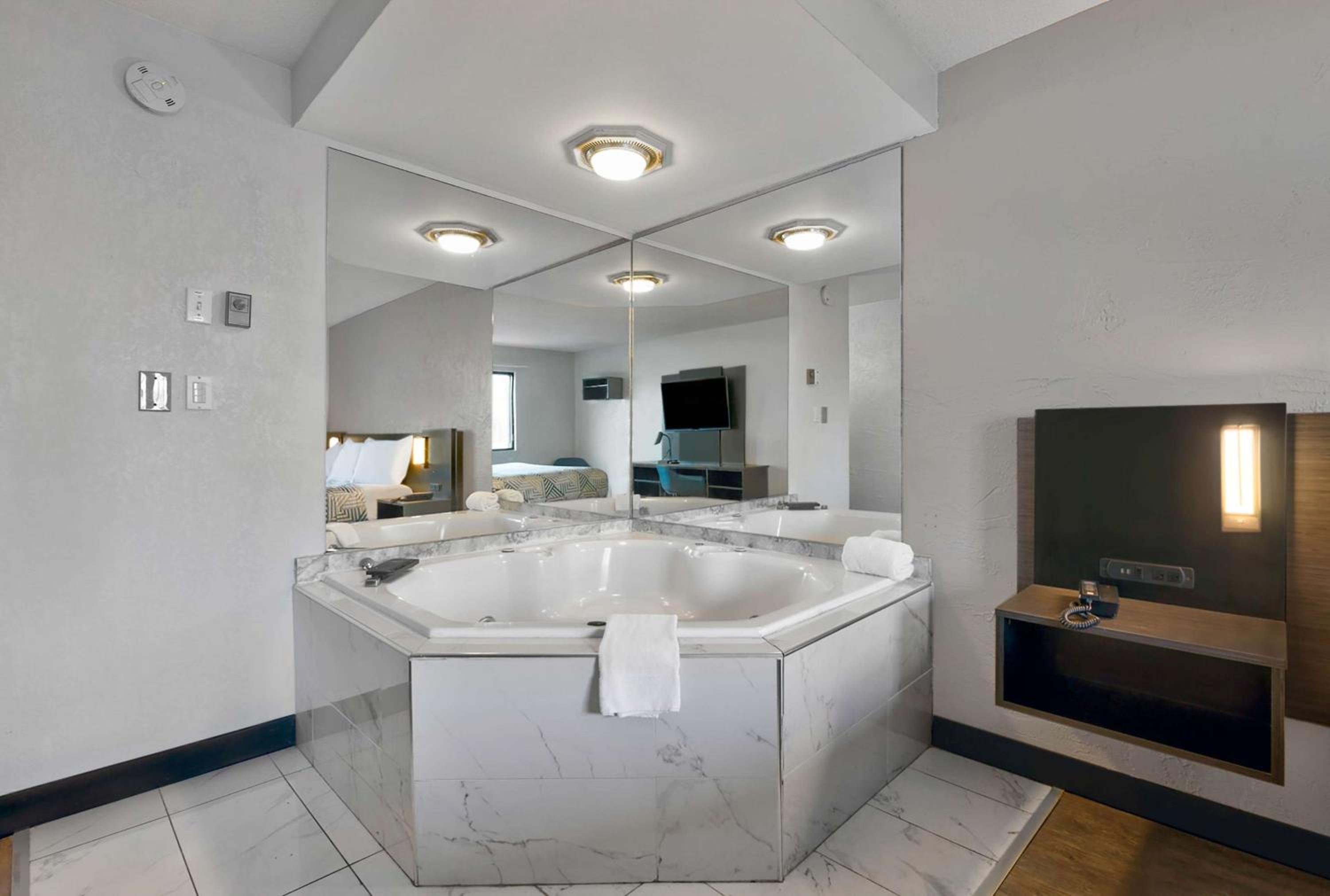 King Room with Spa Bath - Non-Smoking - Photo 4