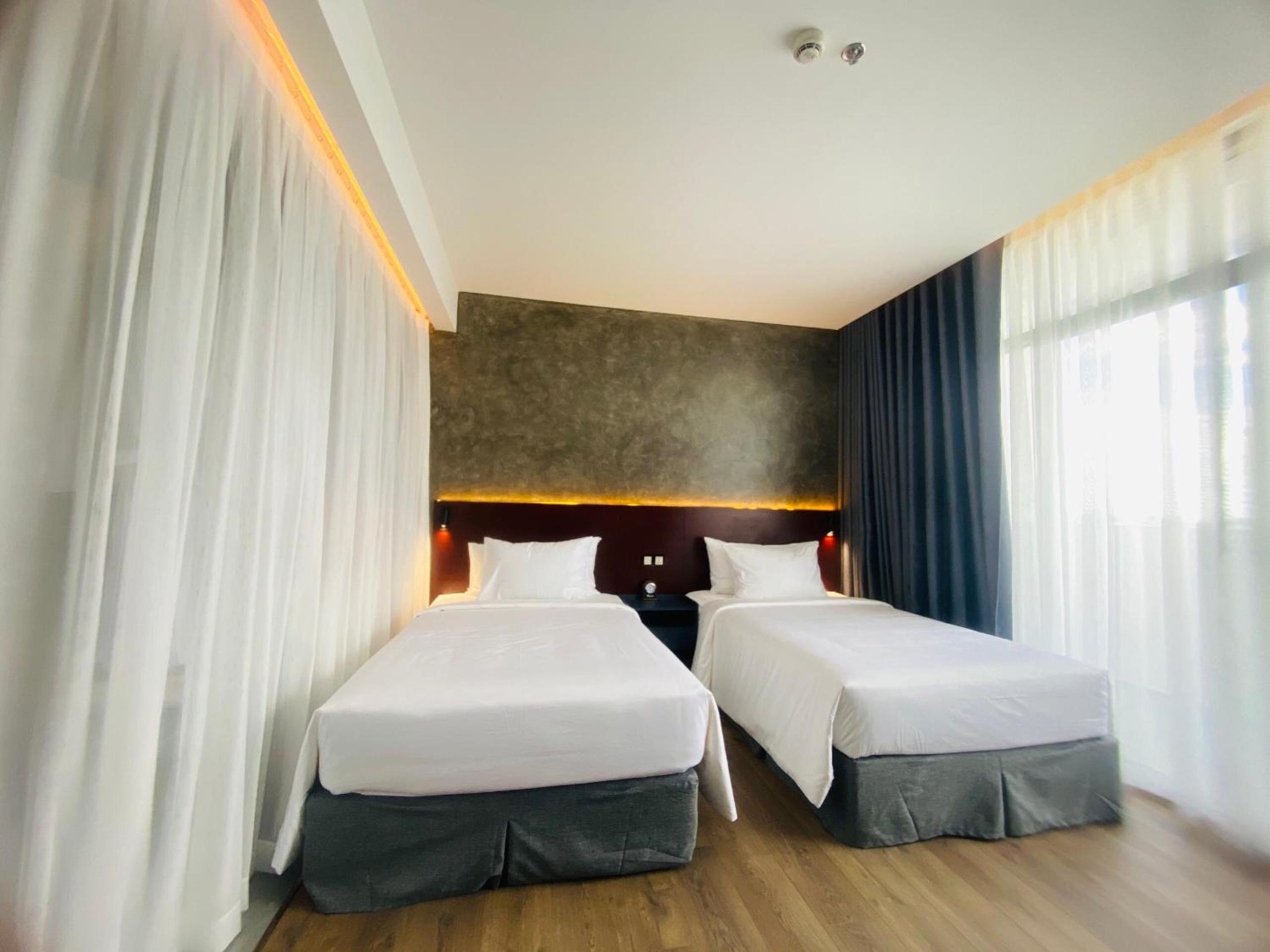 Superior Twin Room with City View - Photo 5