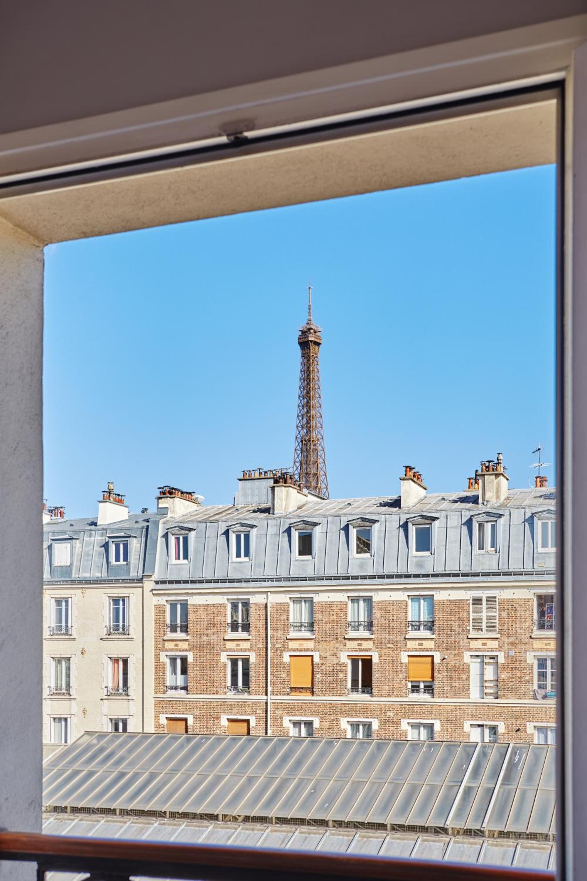 Superior Twin Room with Eiffel Tower View thumbnail 5