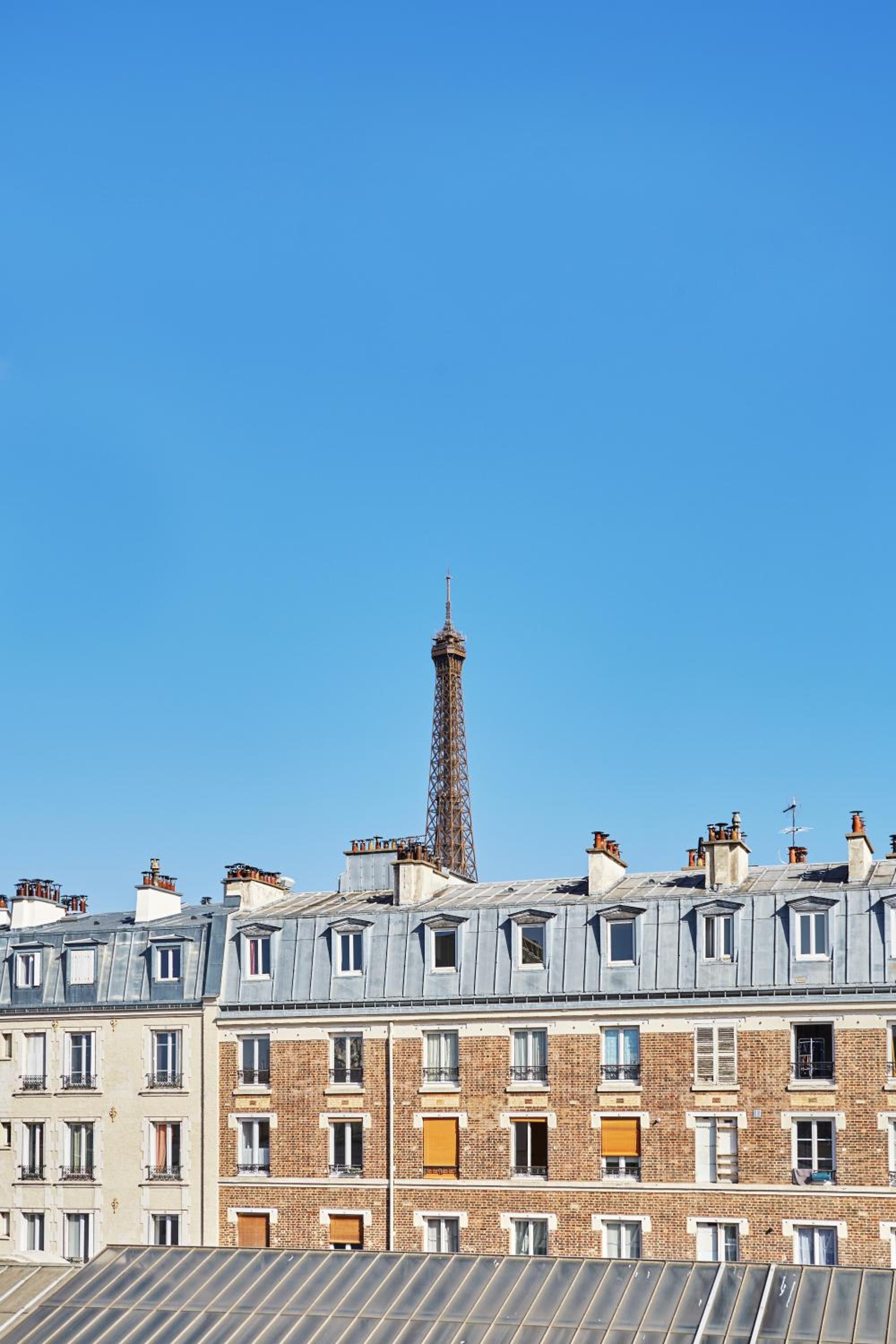 Superior Twin Room with Eiffel Tower View thumbnail 6