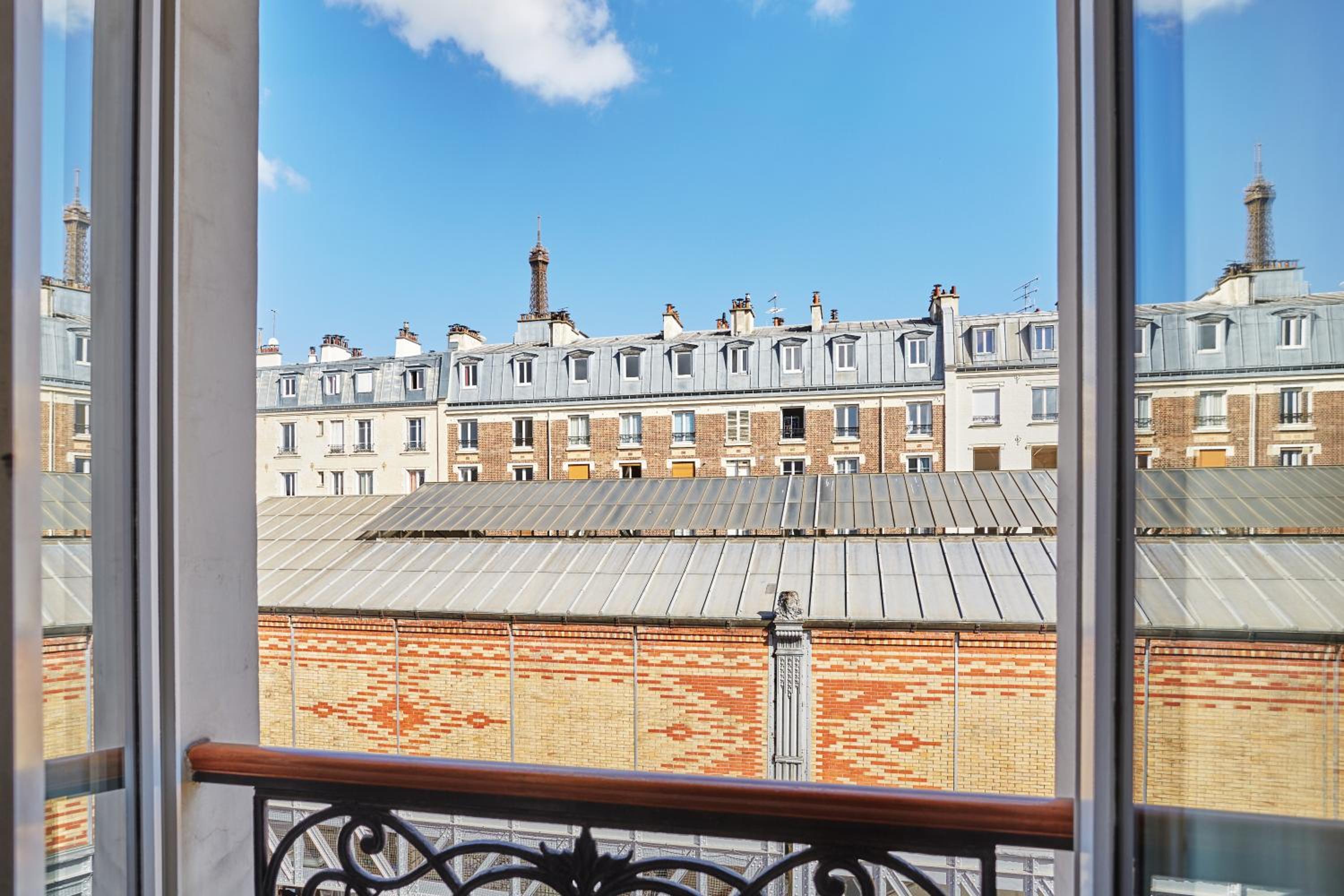 Classic Double Room - Eiffel Tower View thumbnail 5
