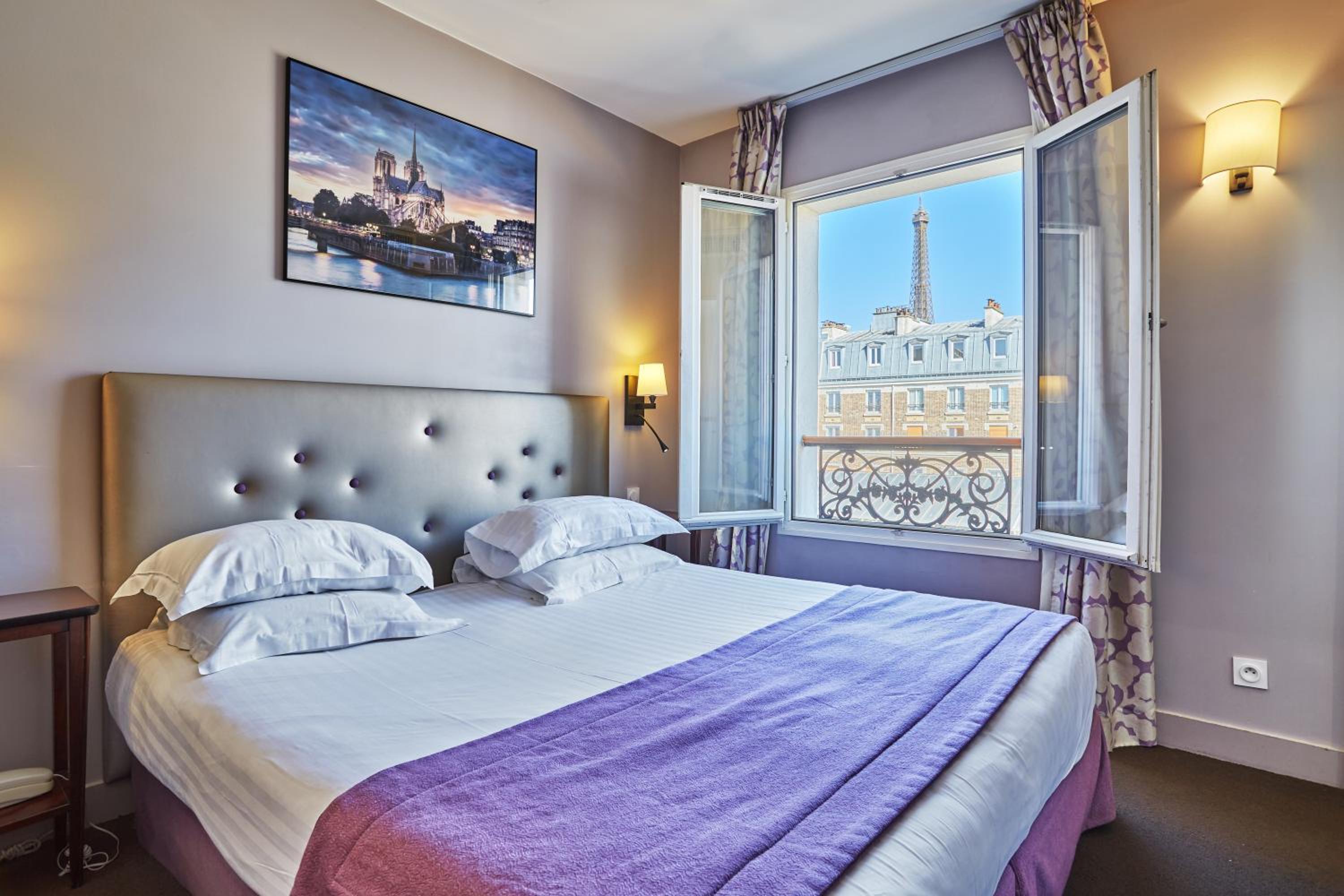 Superior Twin Room with Eiffel Tower View thumbnail 5
