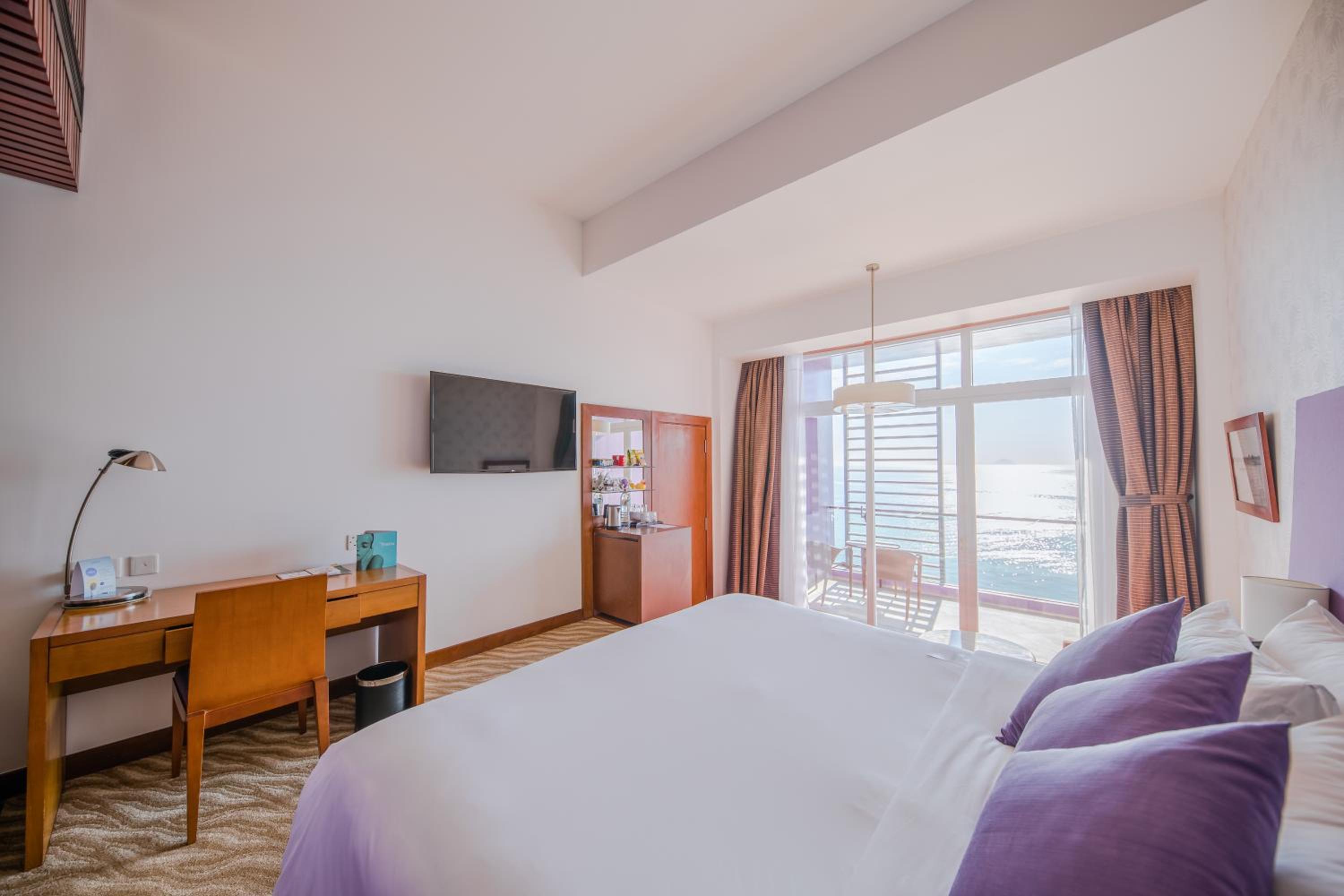 Superior King Room with Ocean View - Photo 4