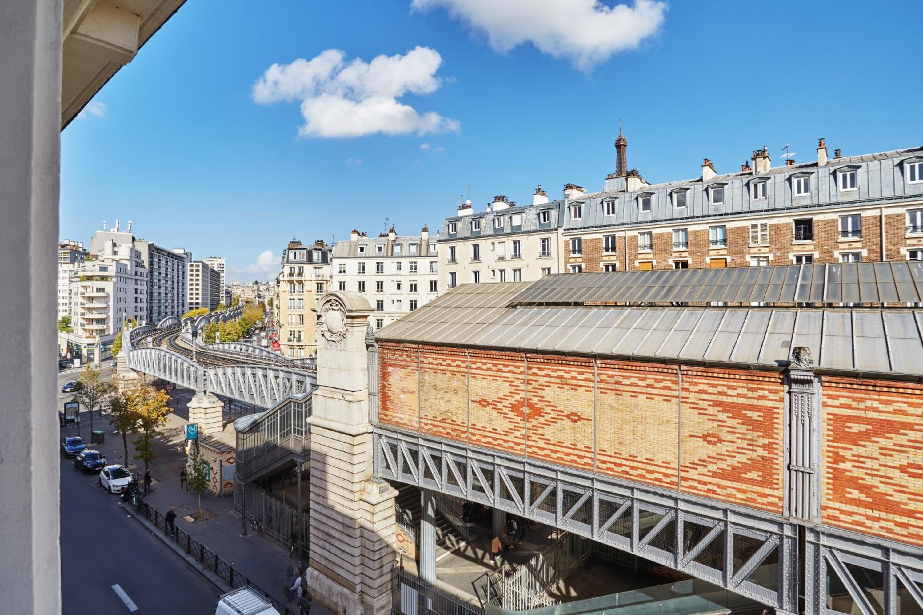 Classic Double Room - Eiffel Tower View