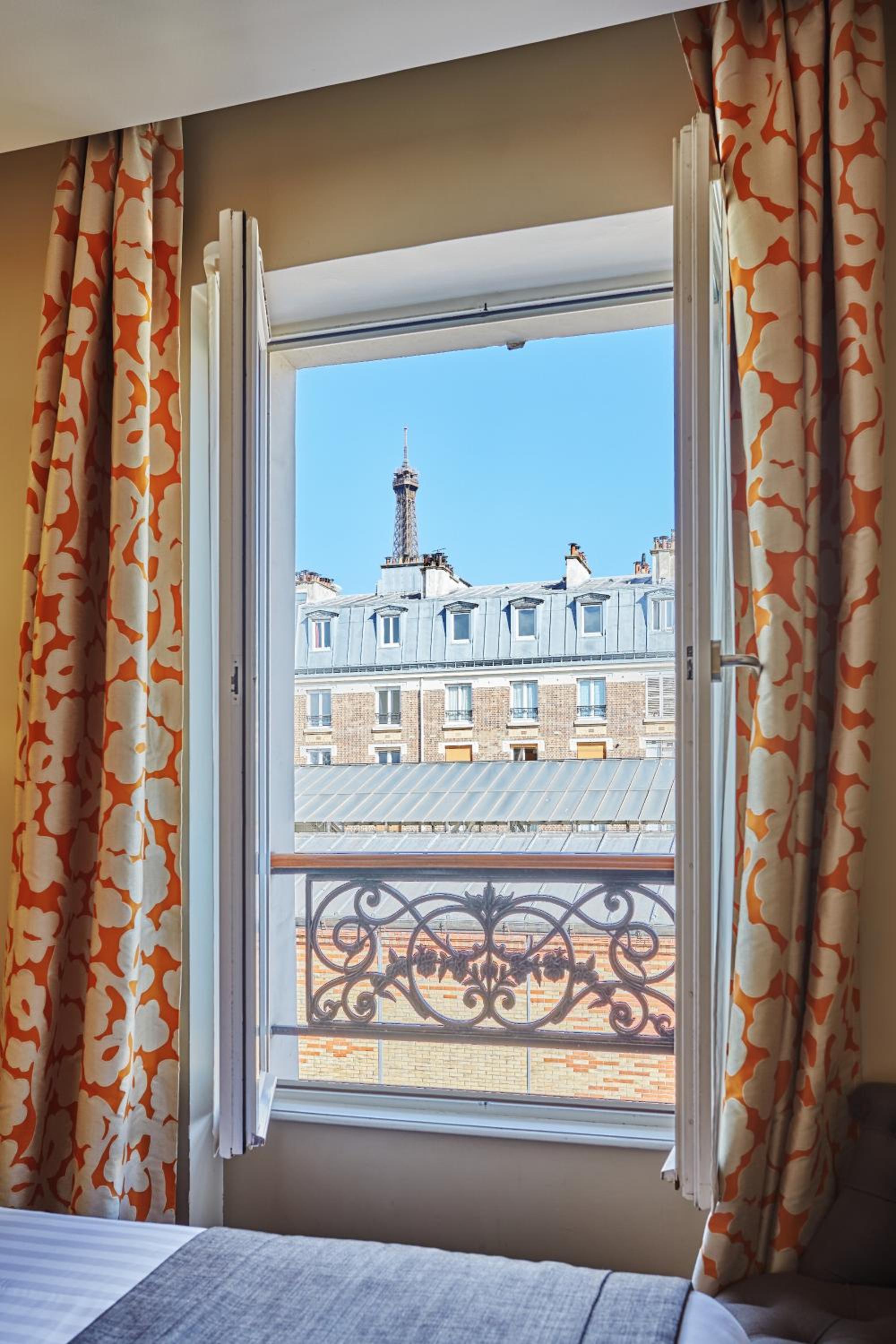 Classic Twin Room - Eiffel Tower View thumbnail 5