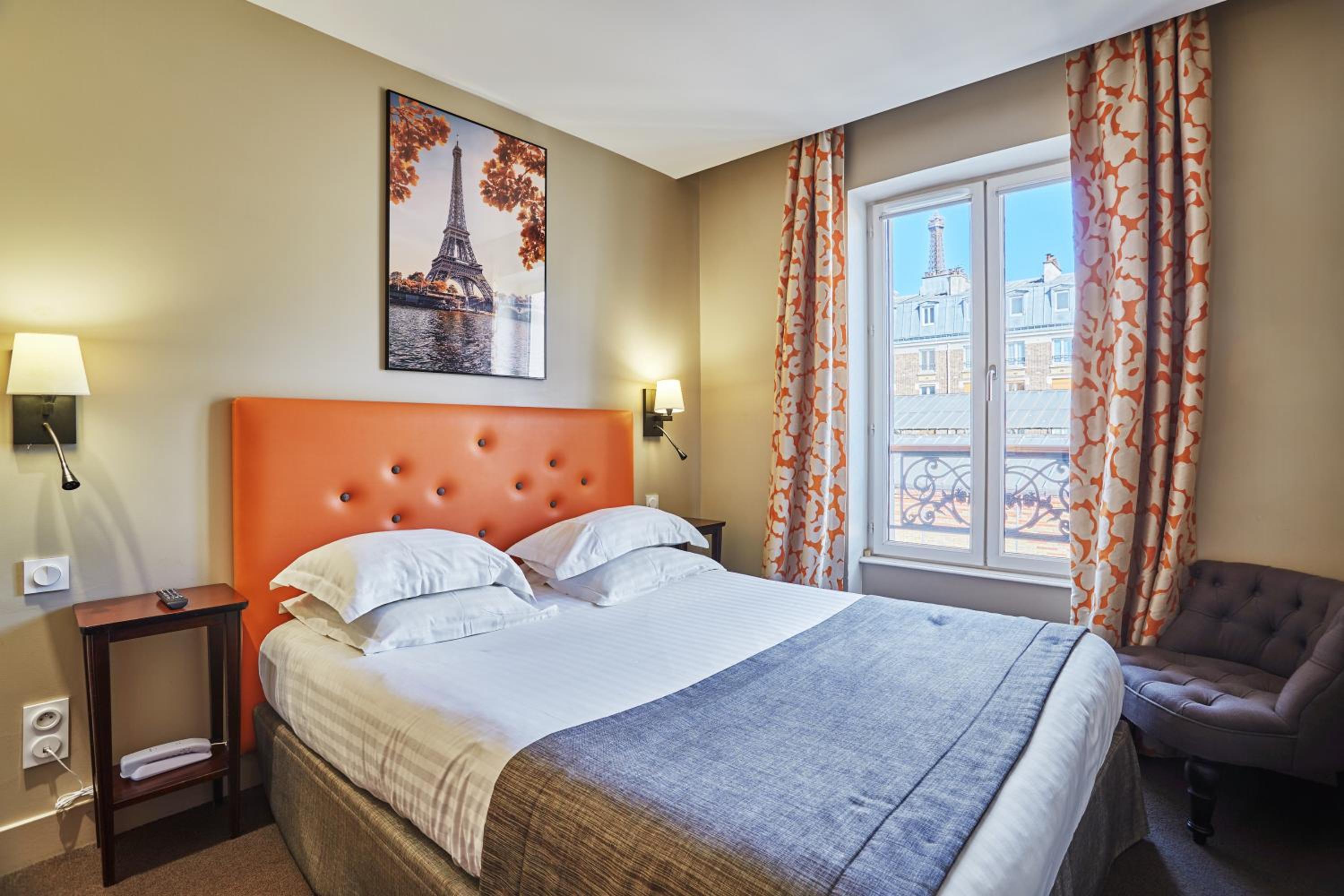 Classic Twin Room - Eiffel Tower View thumbnail 6