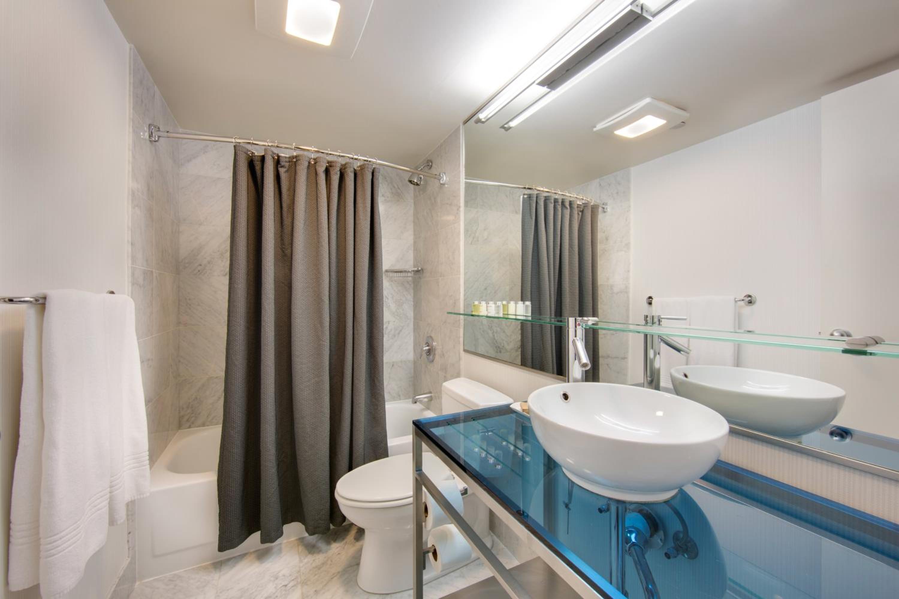 Deluxe King Room - Photo 5