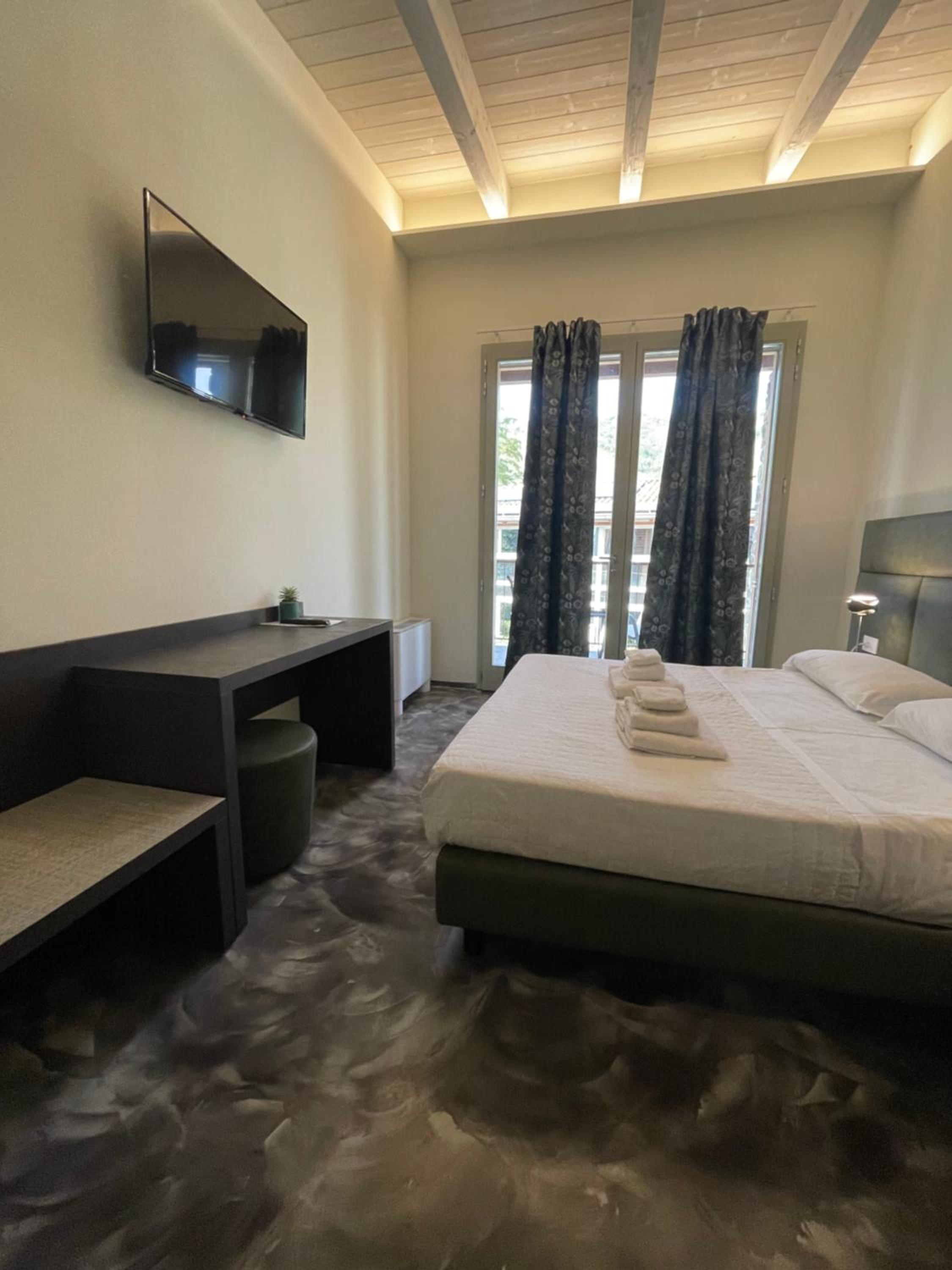 Double Room with Balcony - Photo 3