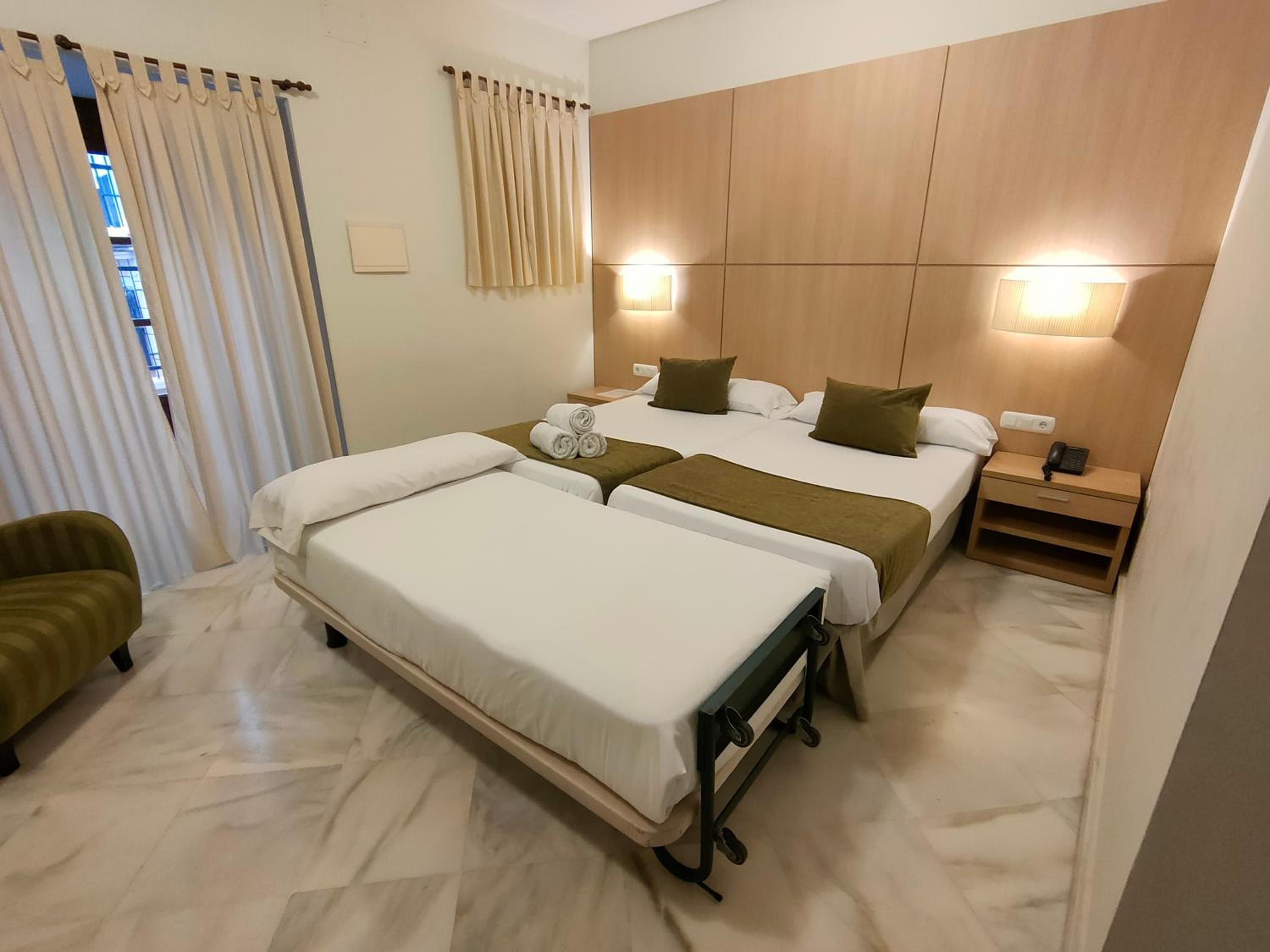 Twin Room with Extra Bed photo 2