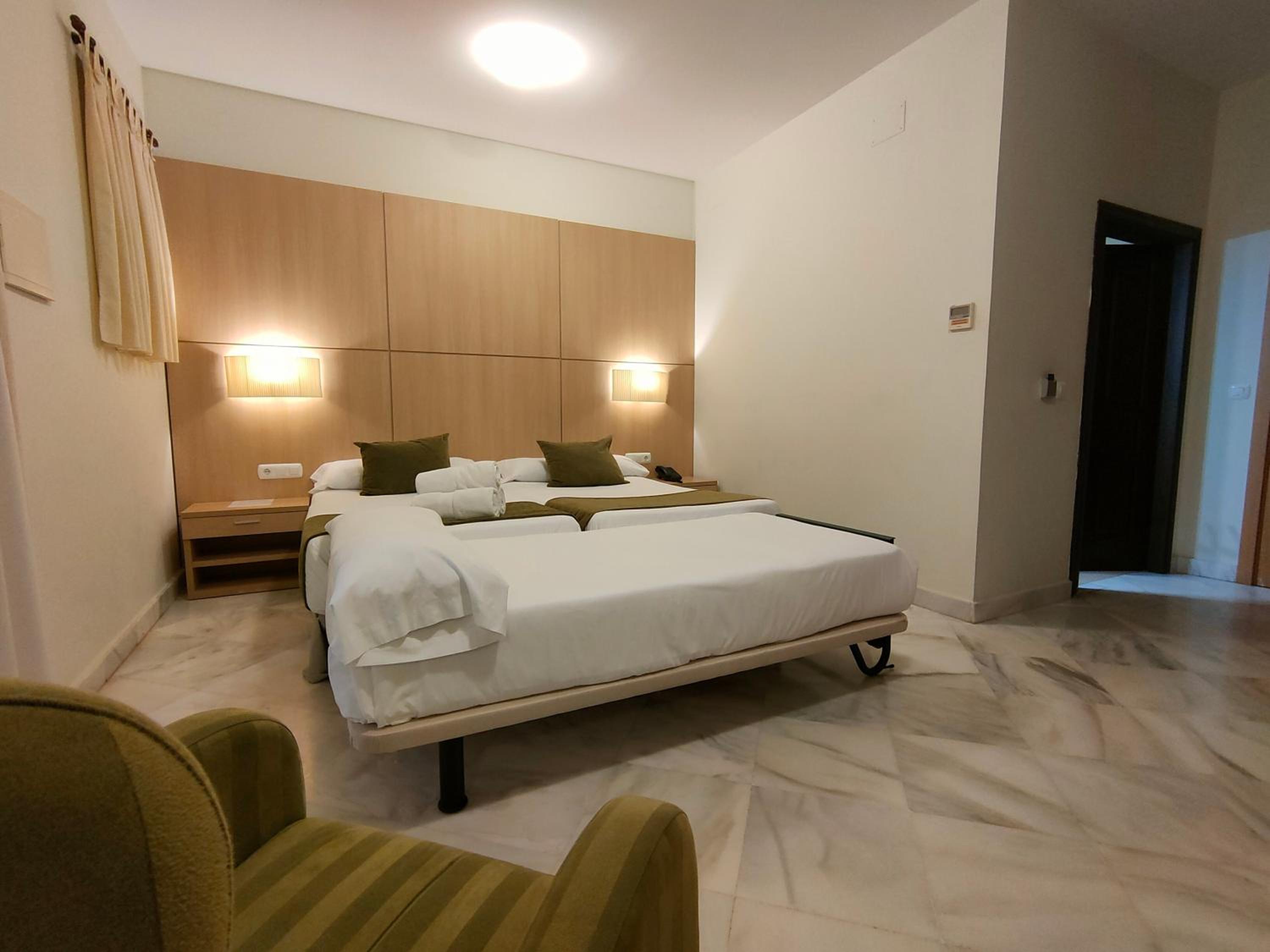 Twin Room with Extra Bed photo 3