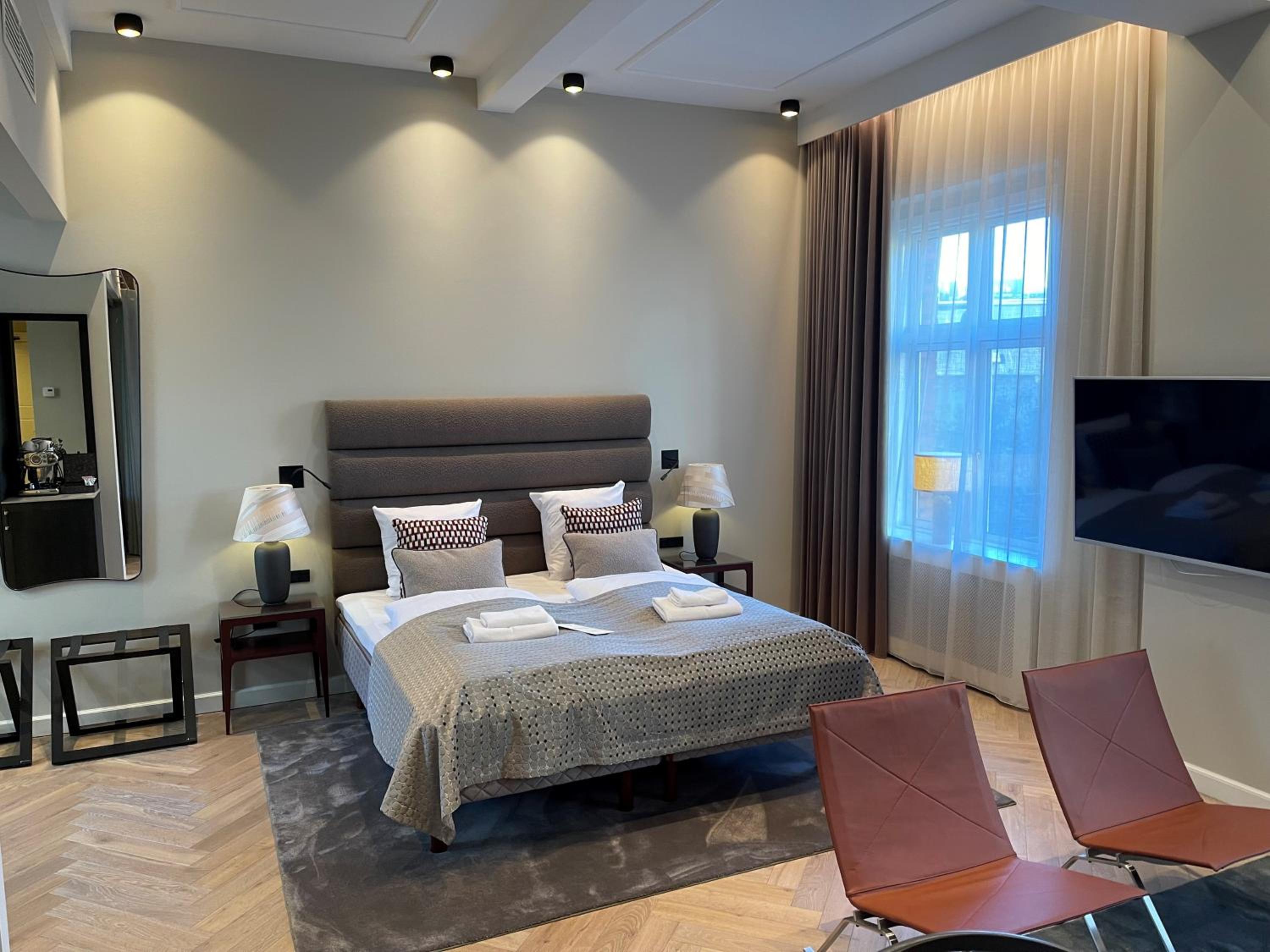 Signature Suite - Photo 5