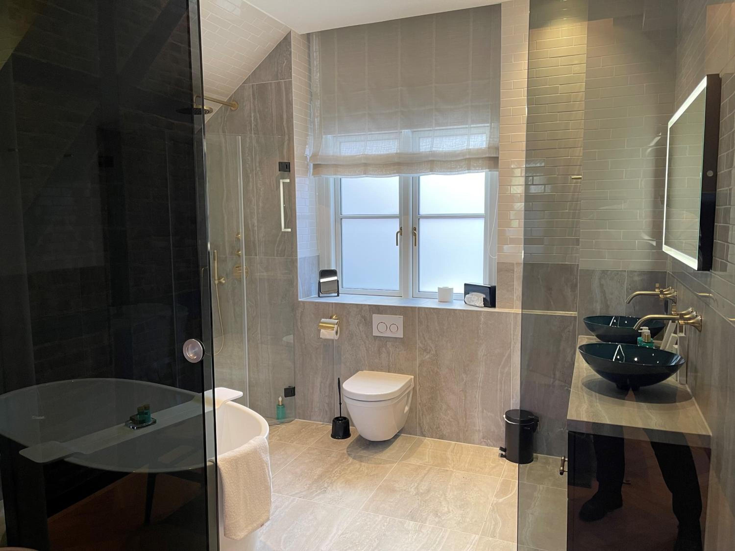 Signature Suite - Photo 15