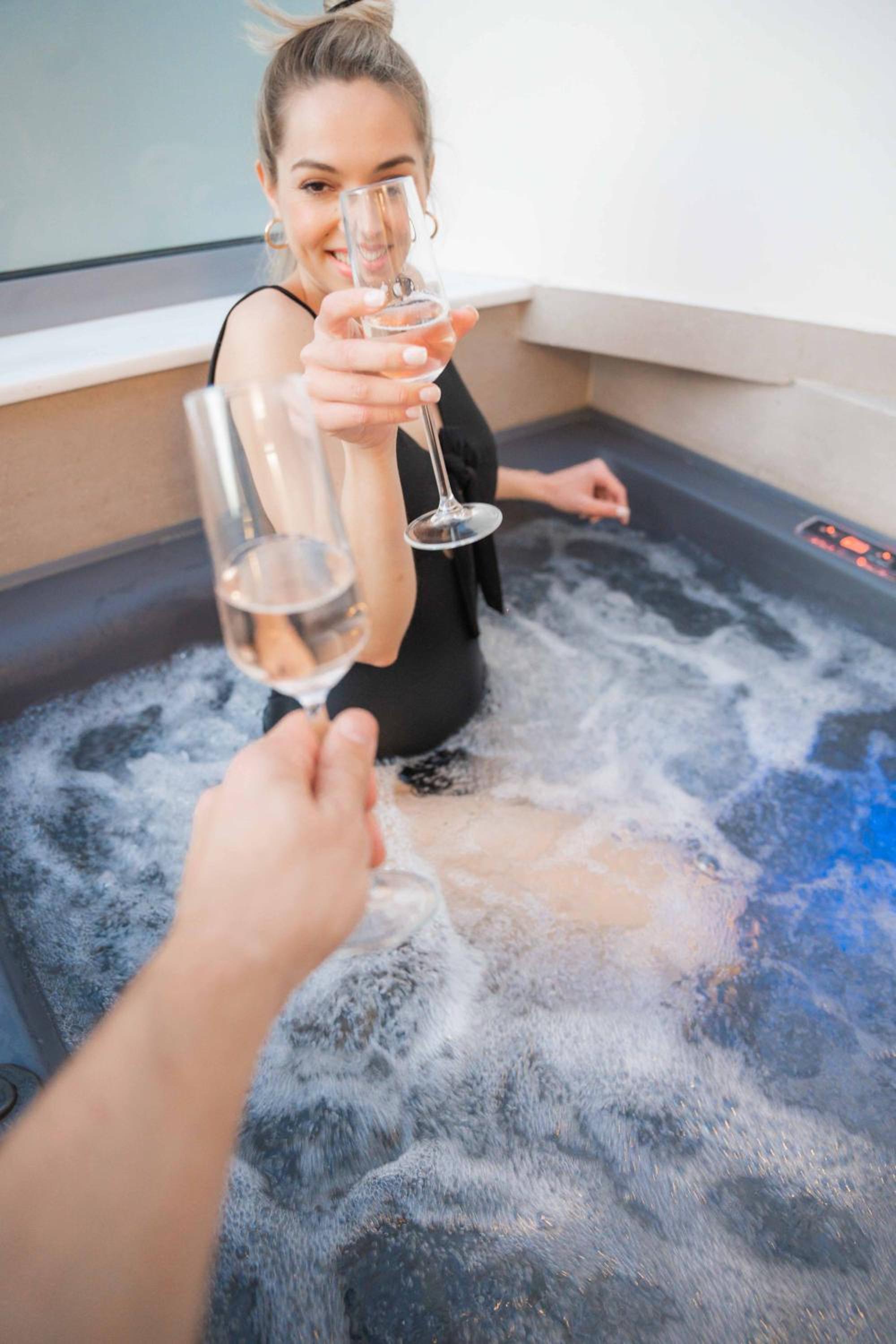 Suite with Hot Tub photo 2