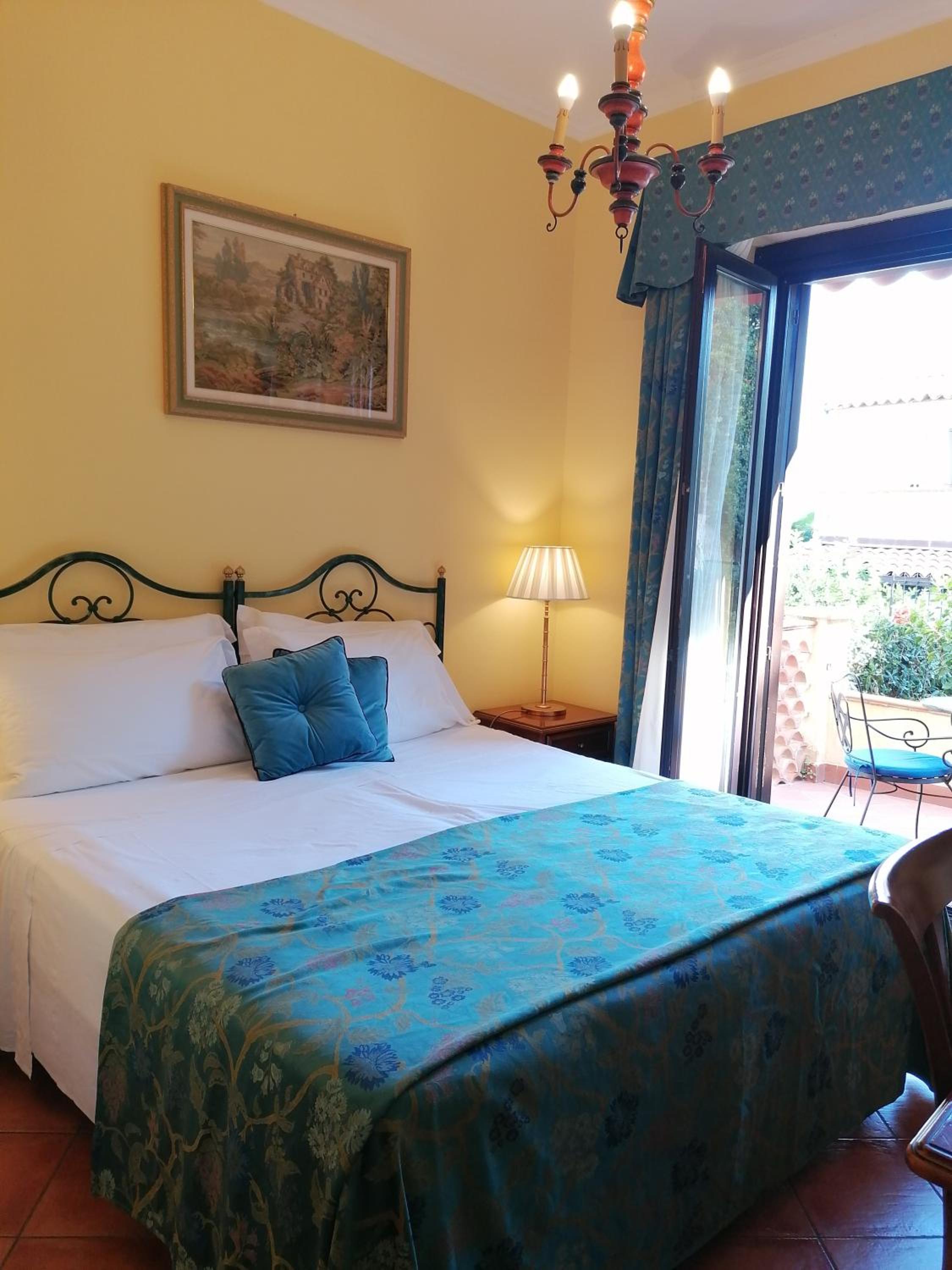 Double or Twin Room with Side Sea View - Photo 5