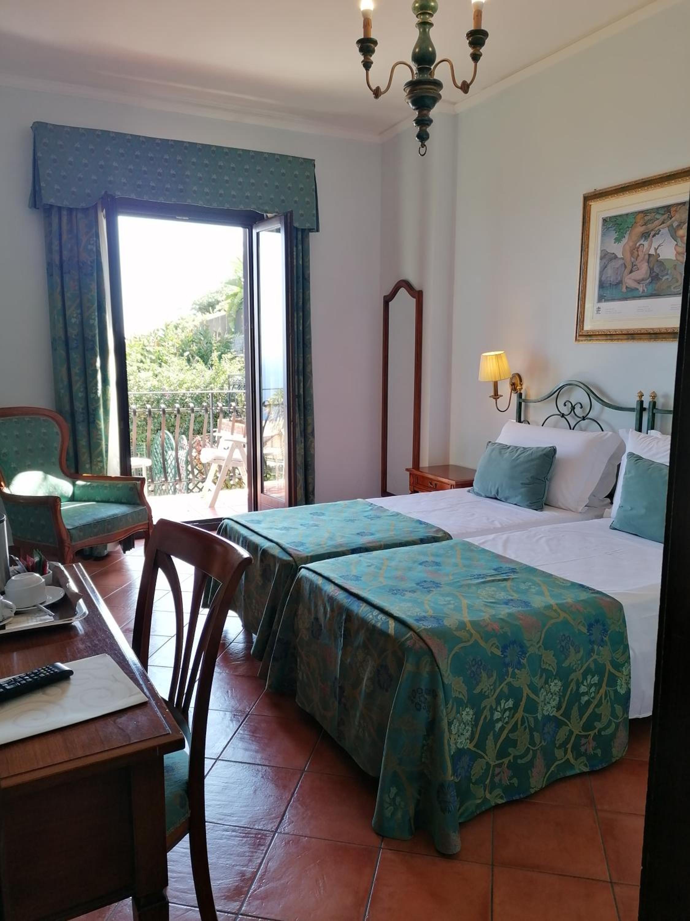 Double or Twin Room with Side Sea View - Photo 4