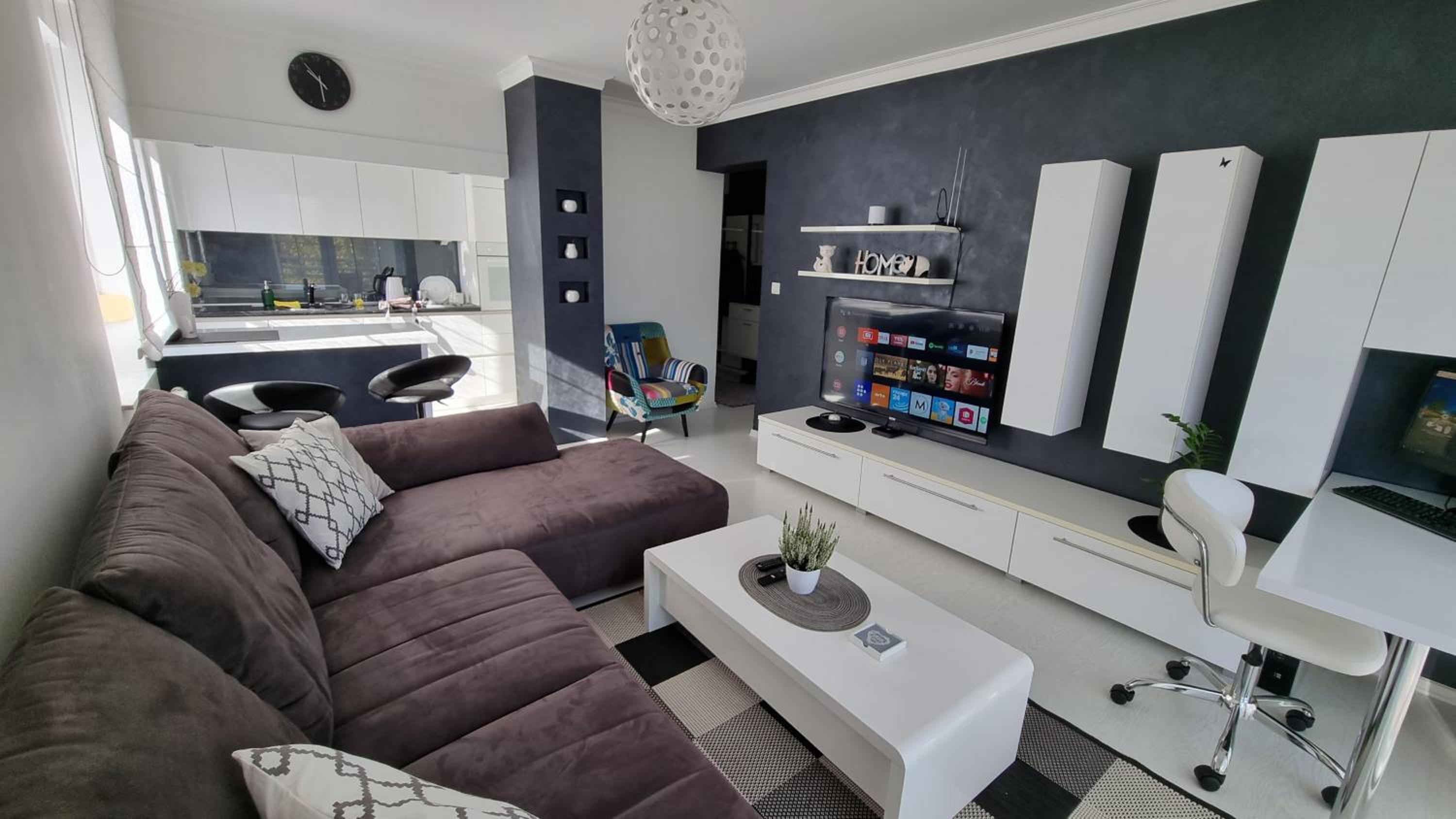 One-Bedroom Apartment photo 1