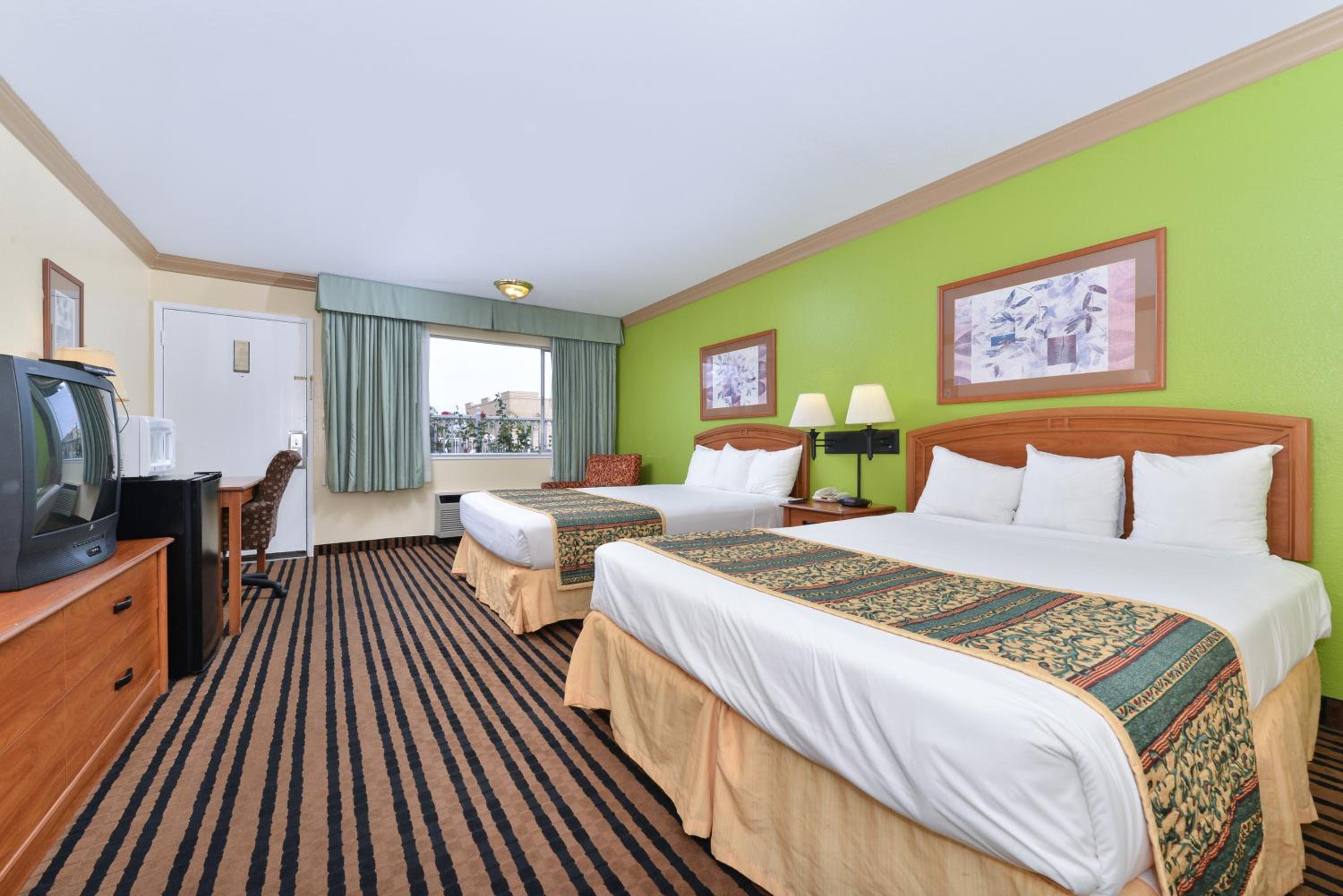 Quadruple Room - Photo 1