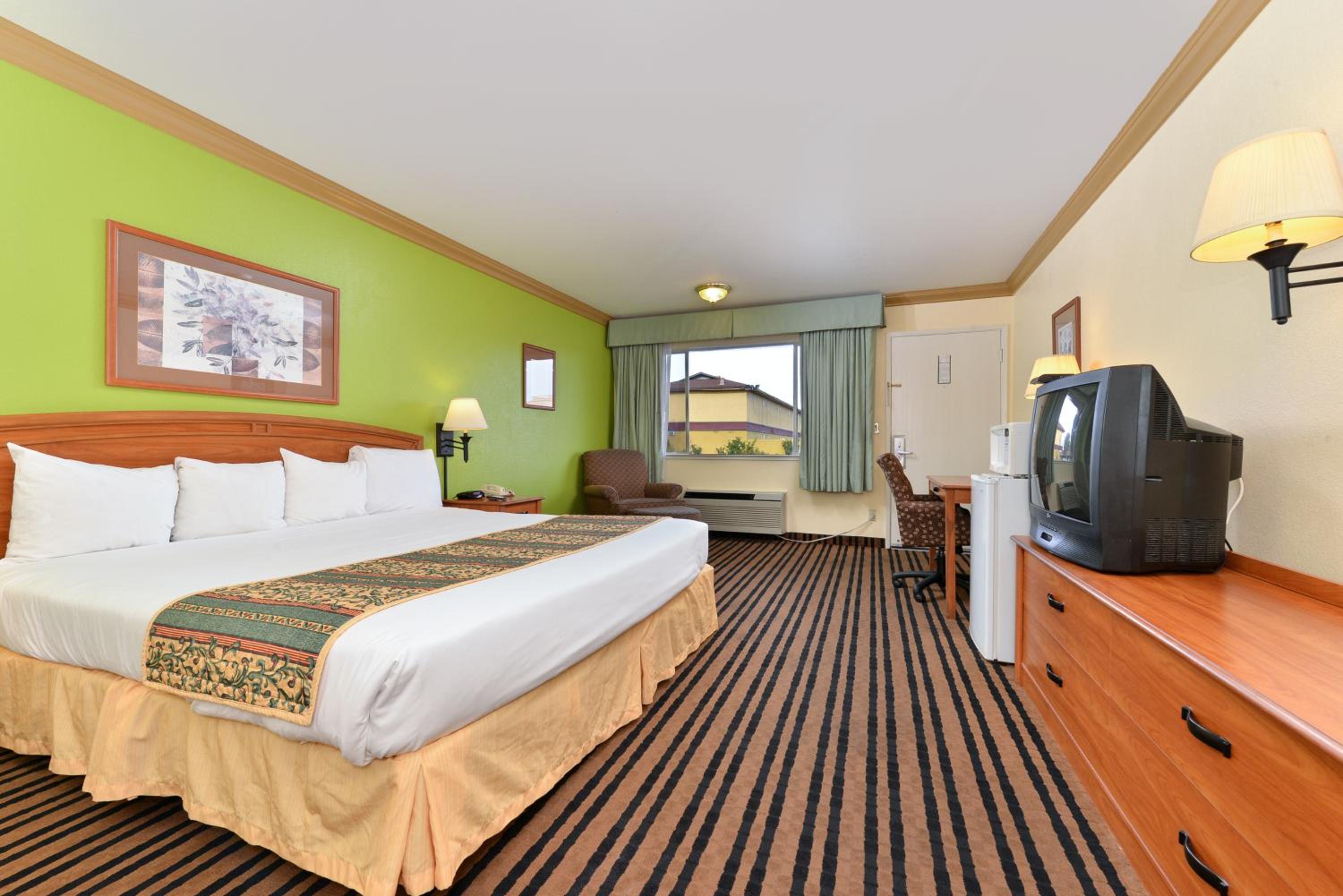 Standard King Room - Non-Smoking  - Photo 2