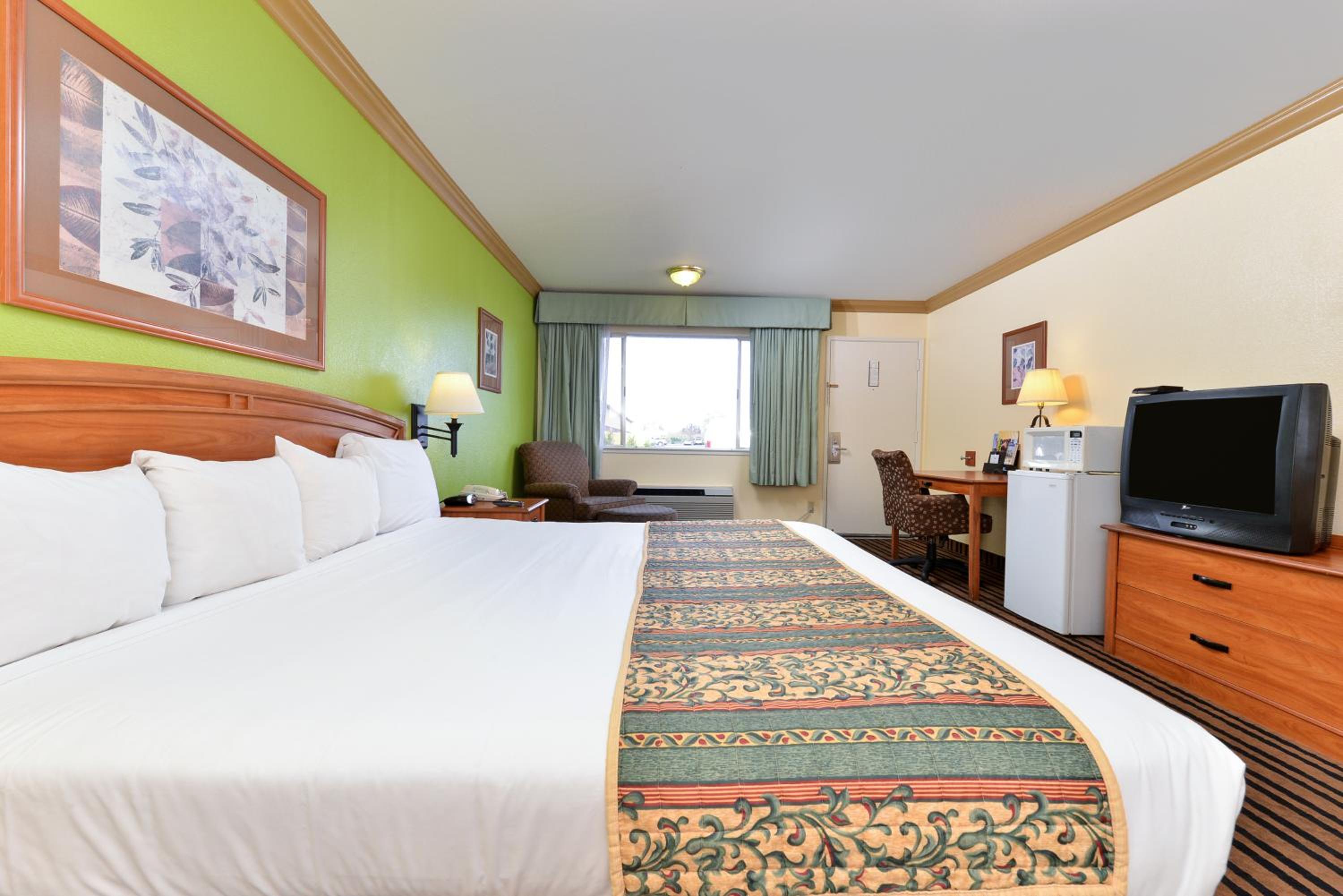 Standard King Room - Non-Smoking  - Photo 3