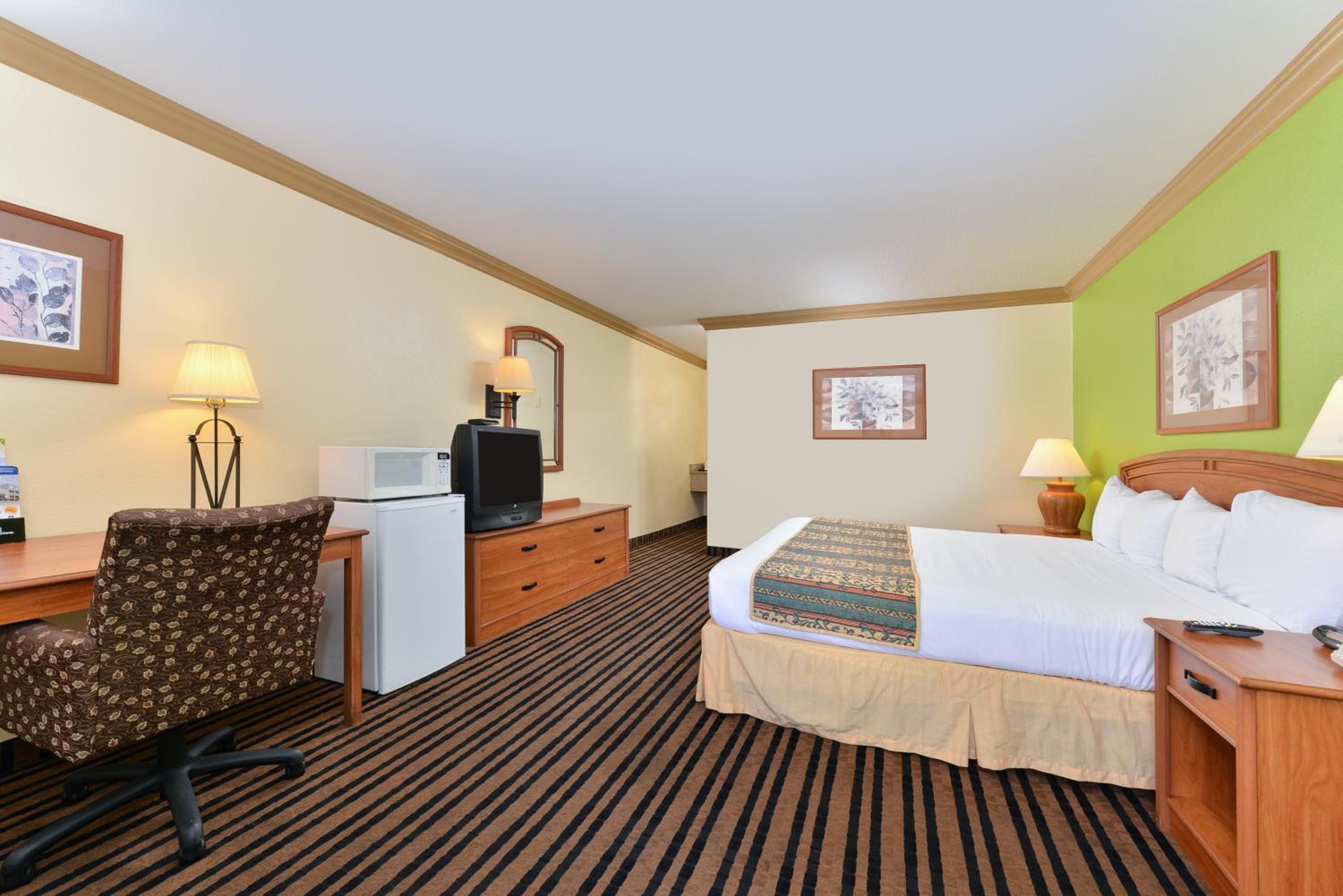 Standard King Room - Non-Smoking  - Photo 1