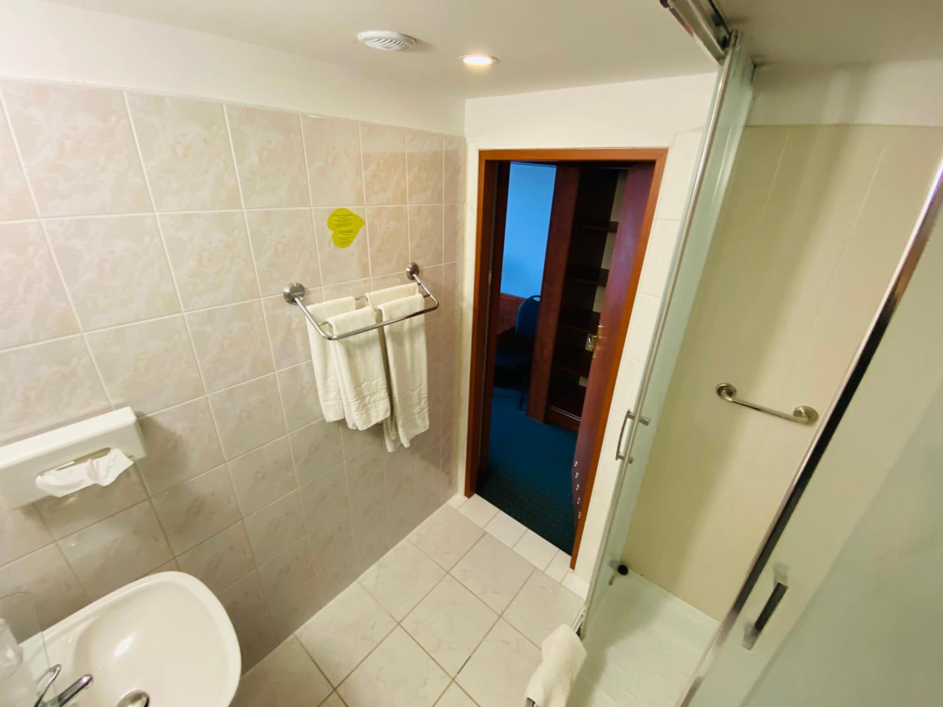 Double or Twin Room - Photo 4